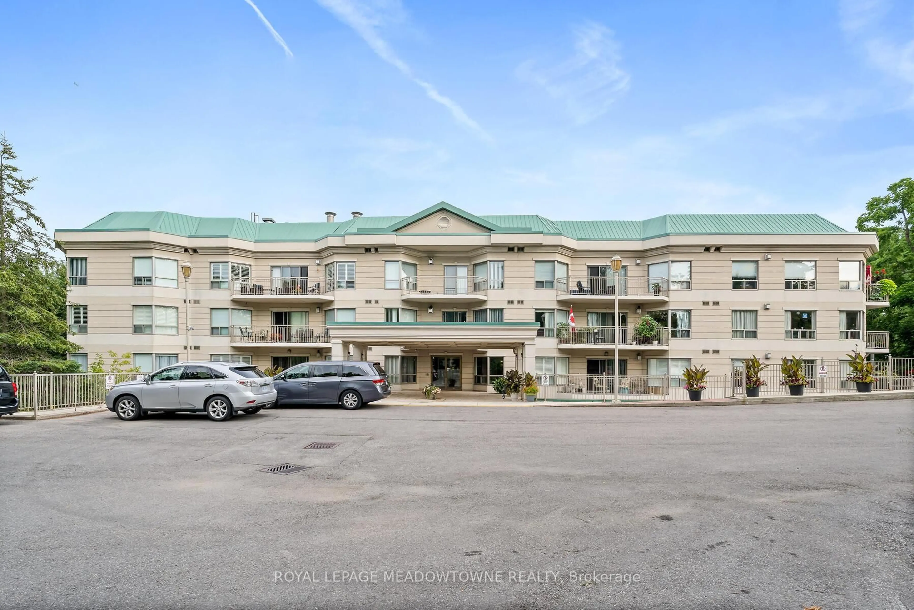 Patio, mountain view for 24 Chapel St #104, Halton Hills Ontario L7G 6A7
