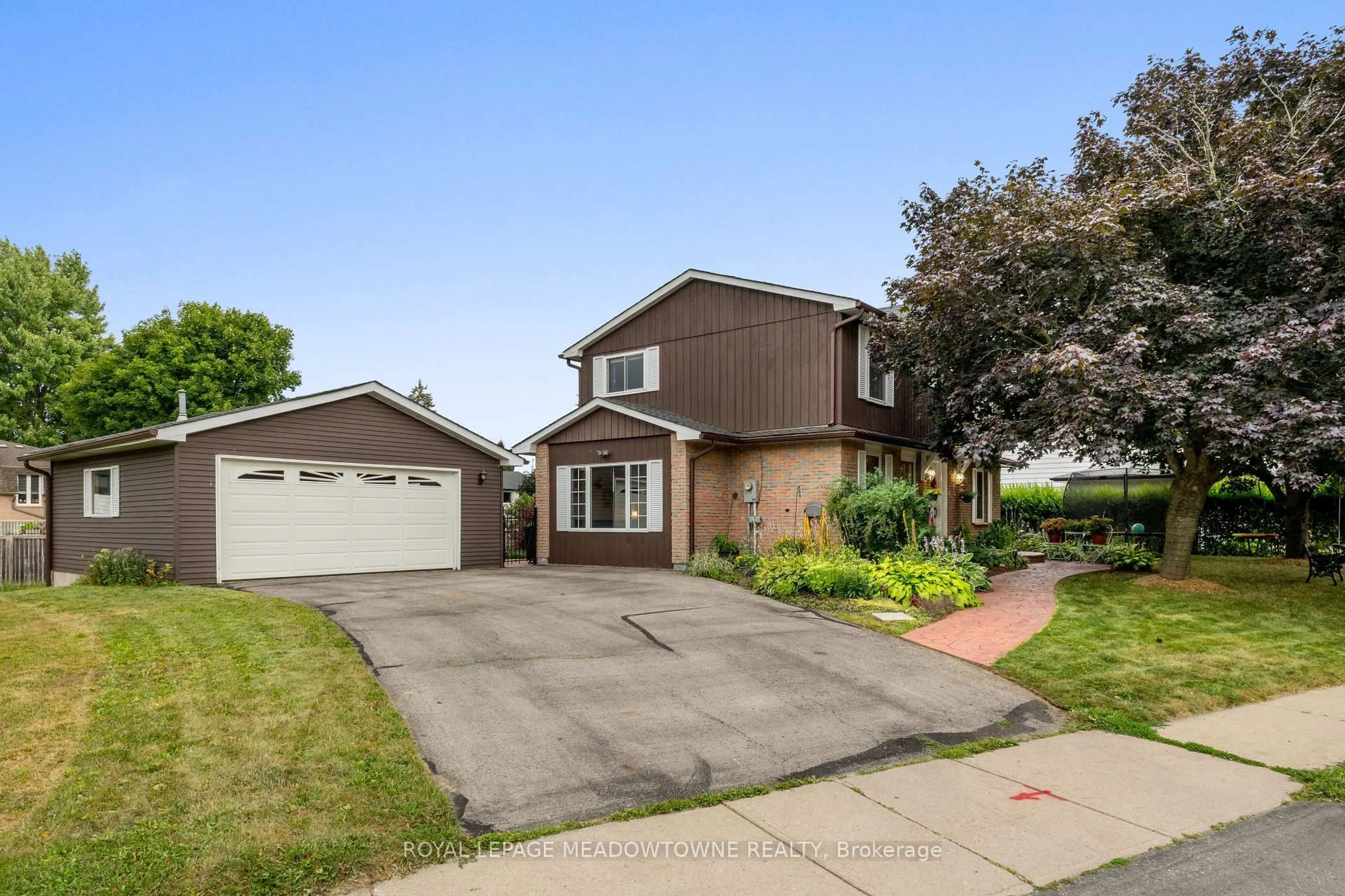 A pic from outside/outdoor area/front of a property/back of a property/a pic from drone, street for 266 Mcdonald Blvd, Halton Hills Ontario L7J 2R9