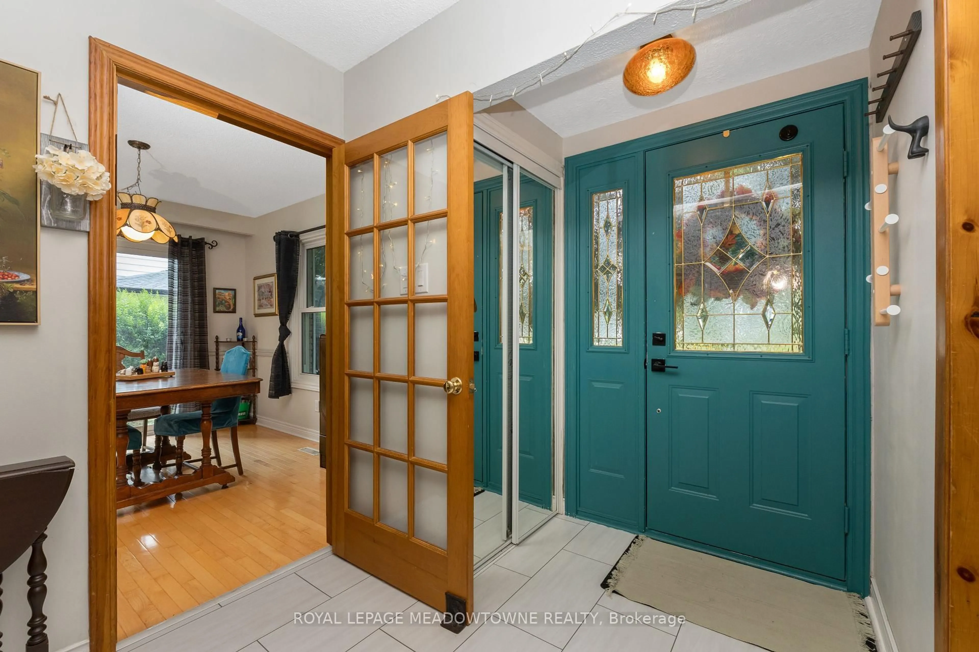 Indoor entryway for 266 Mcdonald Blvd, Halton Hills Ontario L7J 2R9