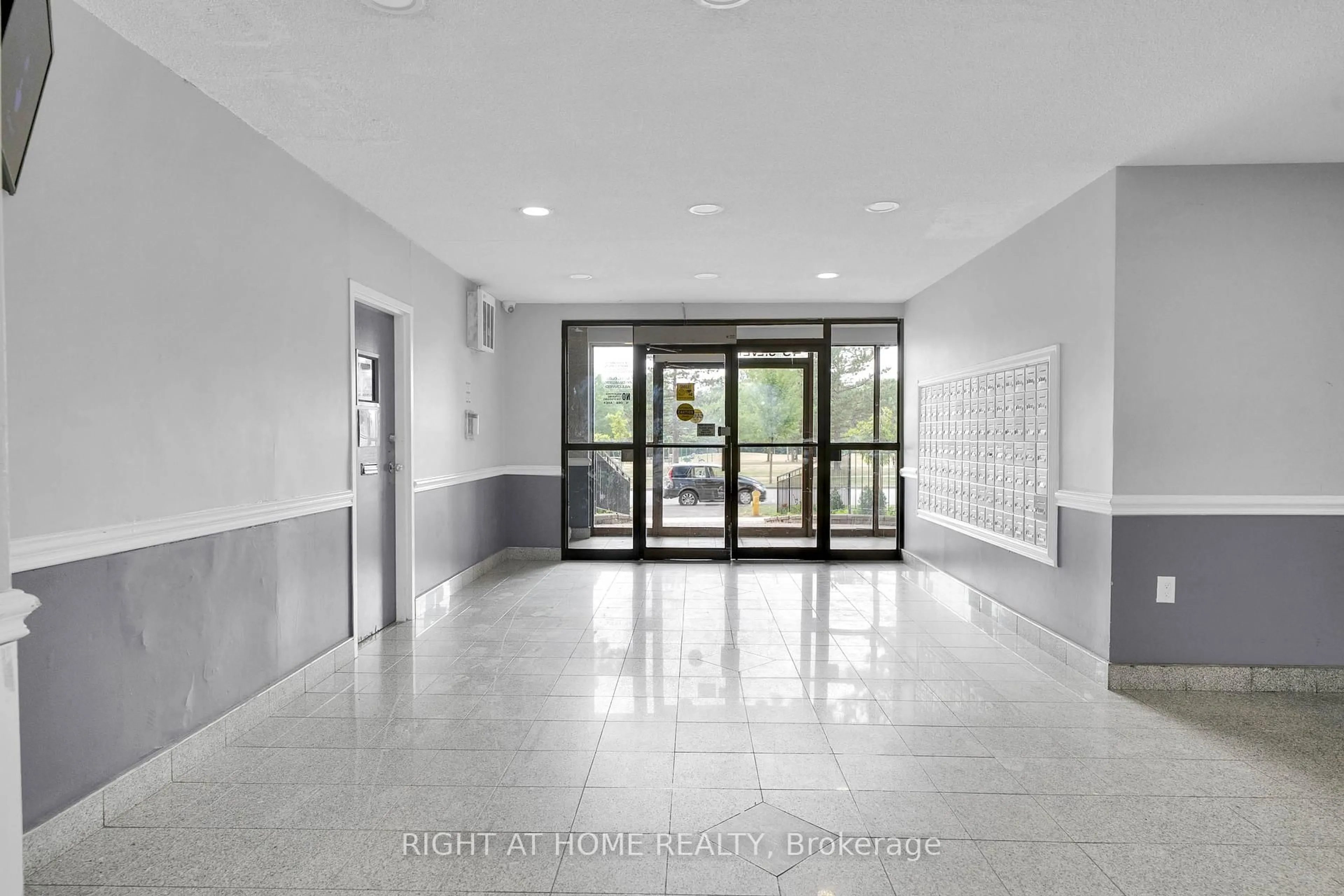 Indoor foyer for 45 Silverstone Dr #909, Toronto Ontario M9V 4B1