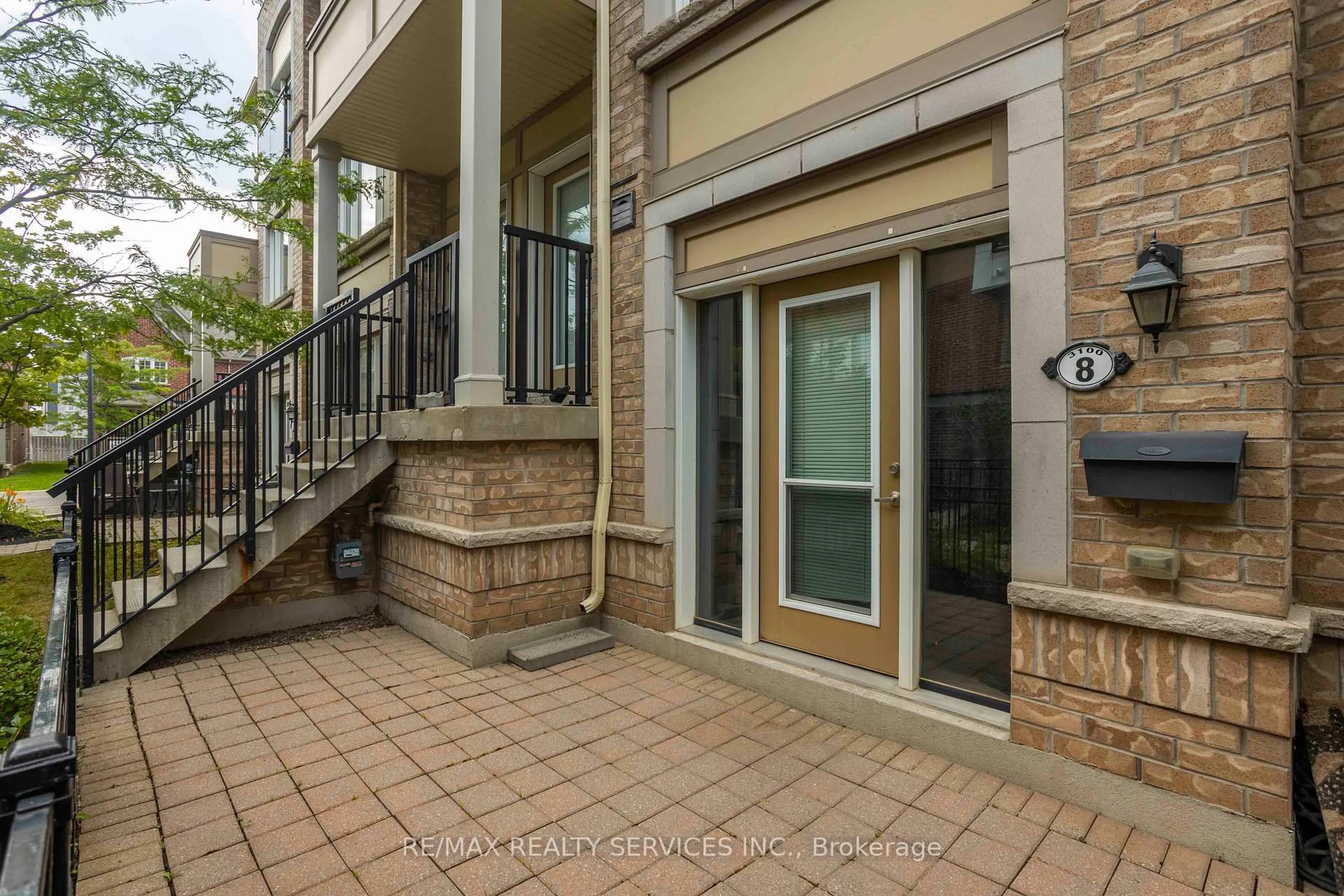 Indoor entryway for 3100 Boxford Cres #8, Mississauga Ontario L5M 0P4