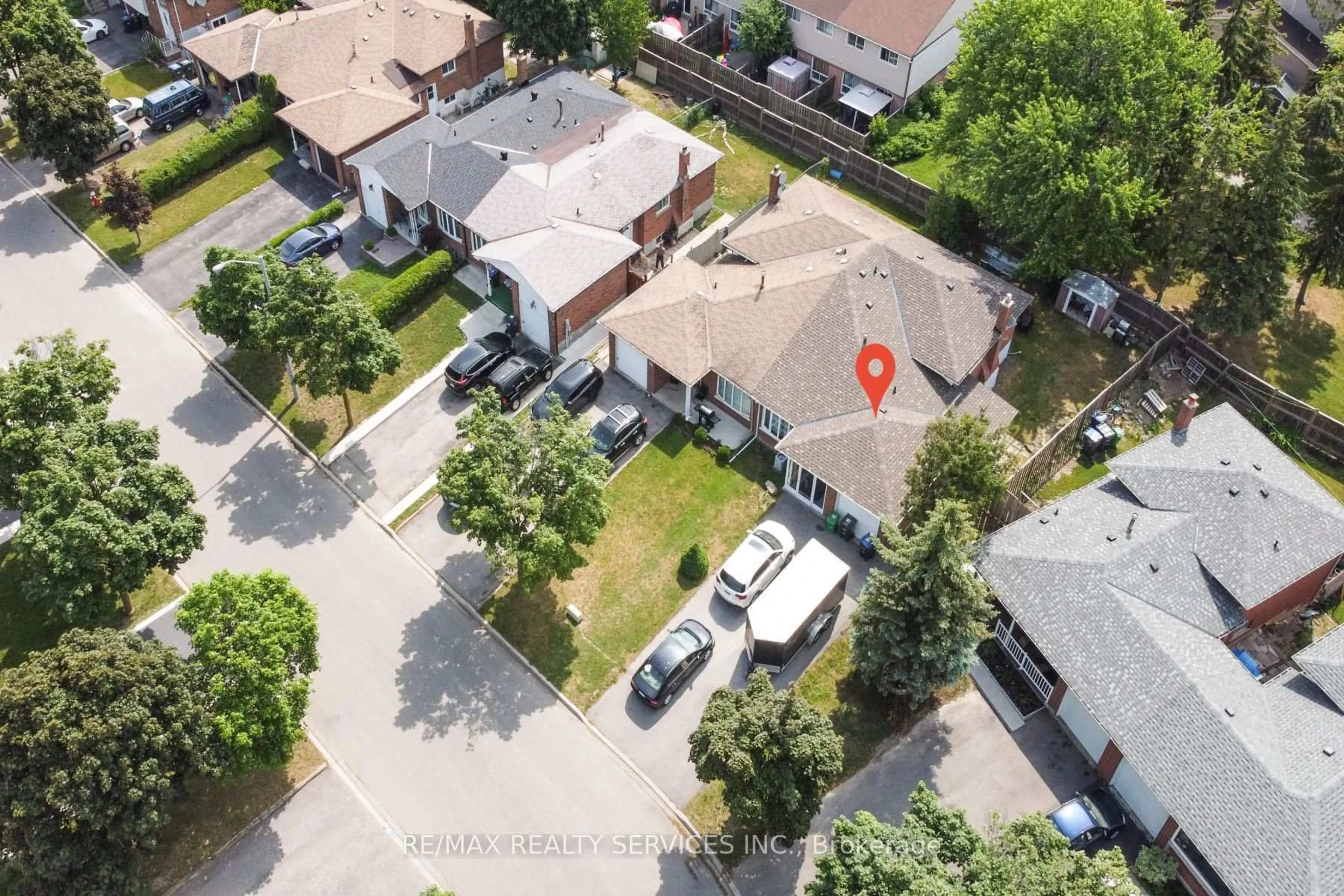 A pic from outside/outdoor area/front of a property/back of a property/a pic from drone, street for 41 Manitou Cres, Brampton Ontario L6S 2Z6
