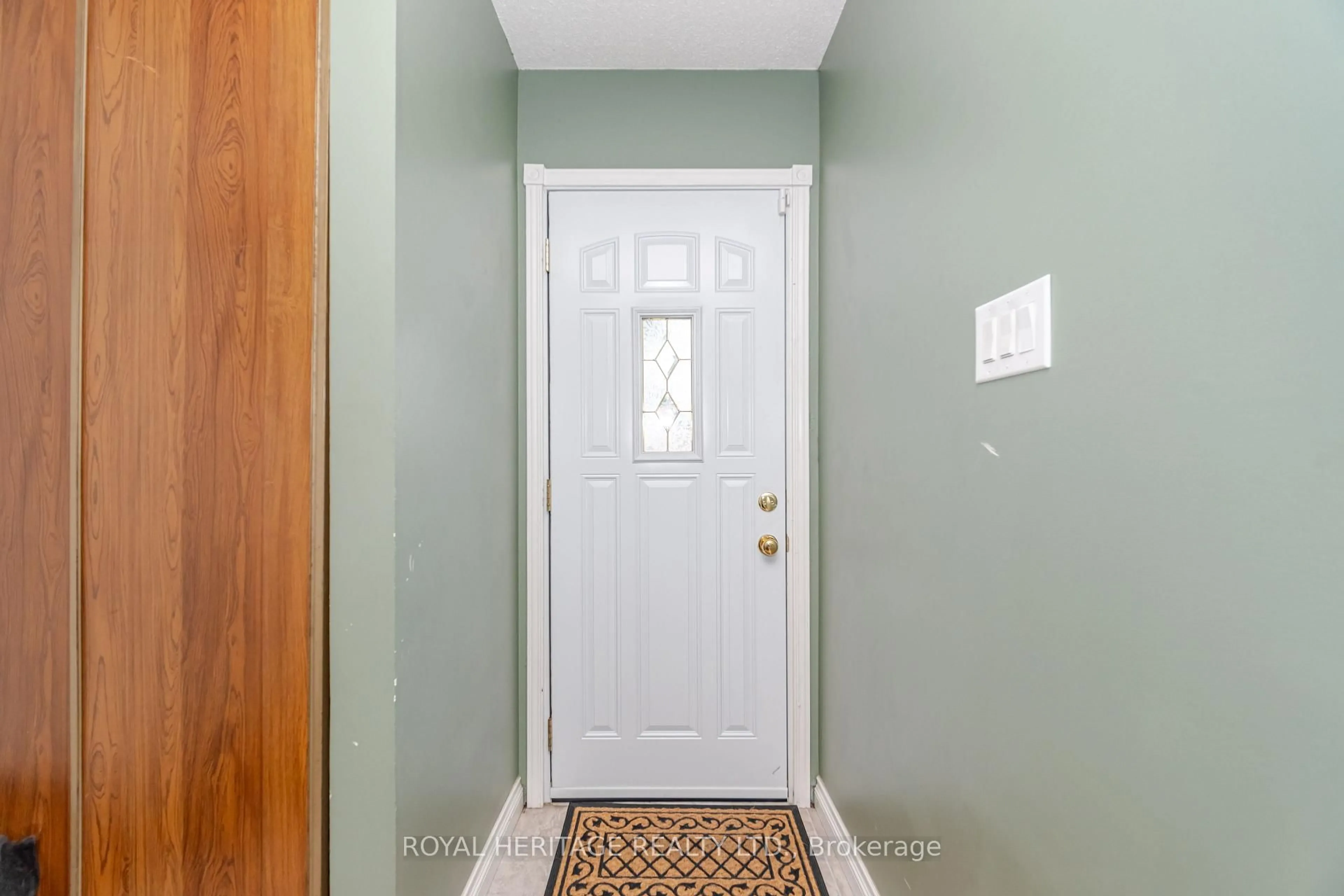 Indoor entryway for 107 Guildford Cres, Brampton Ontario L6S 3K2