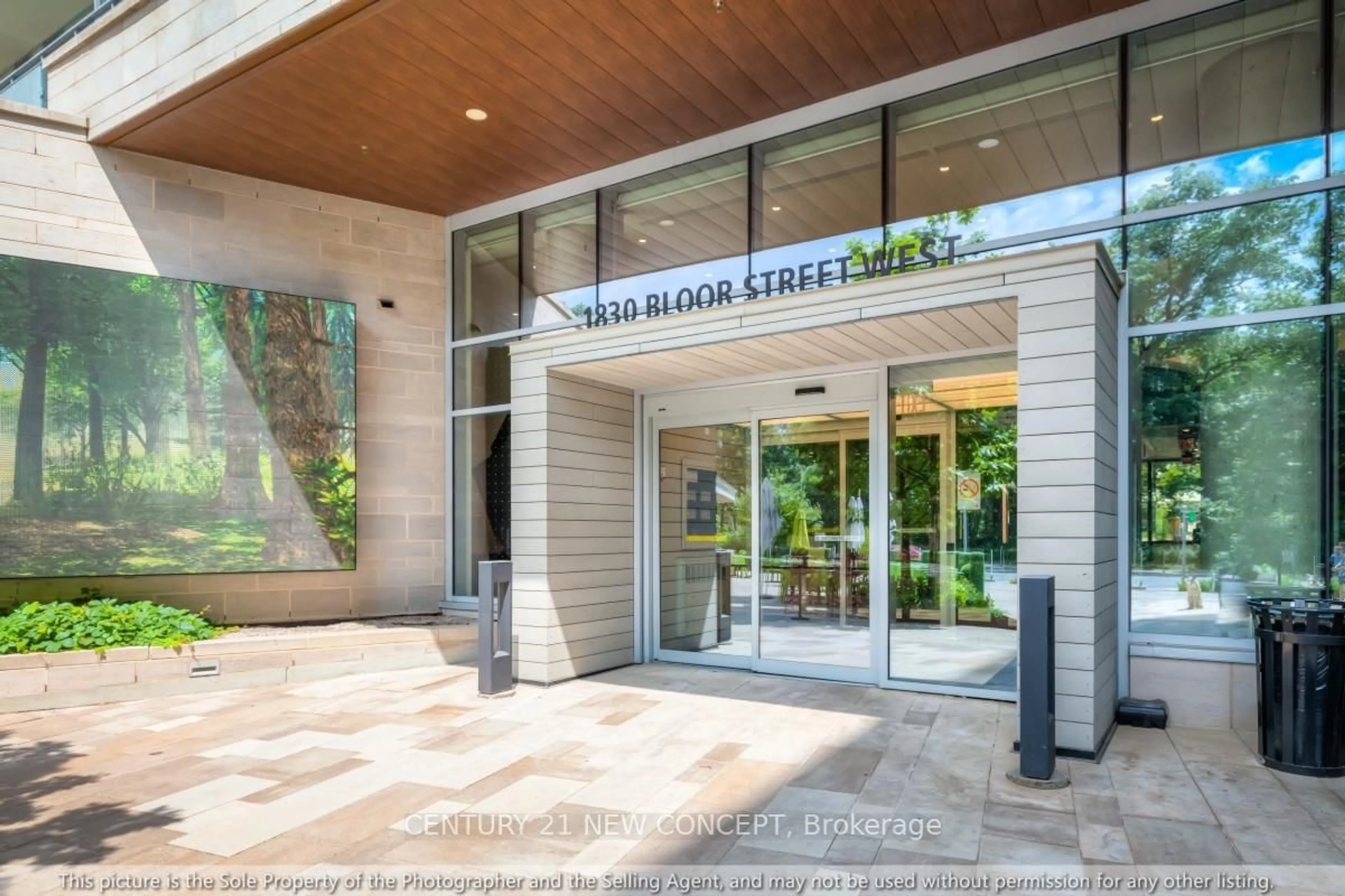 Indoor foyer for 1830 Bloor St #724, Toronto Ontario M6P 0A2