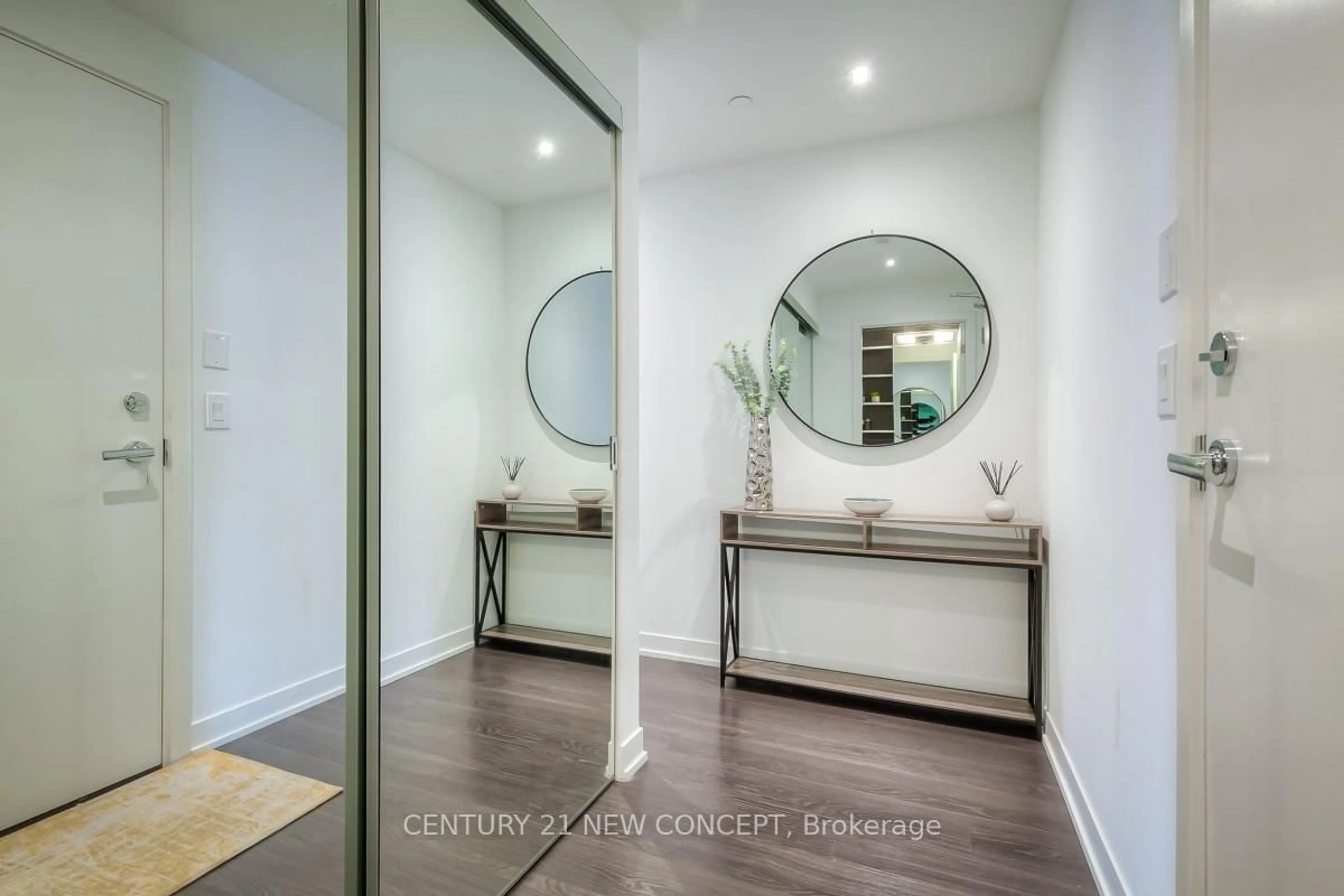 Indoor entryway for 1830 Bloor St #724, Toronto Ontario M6P 0A2