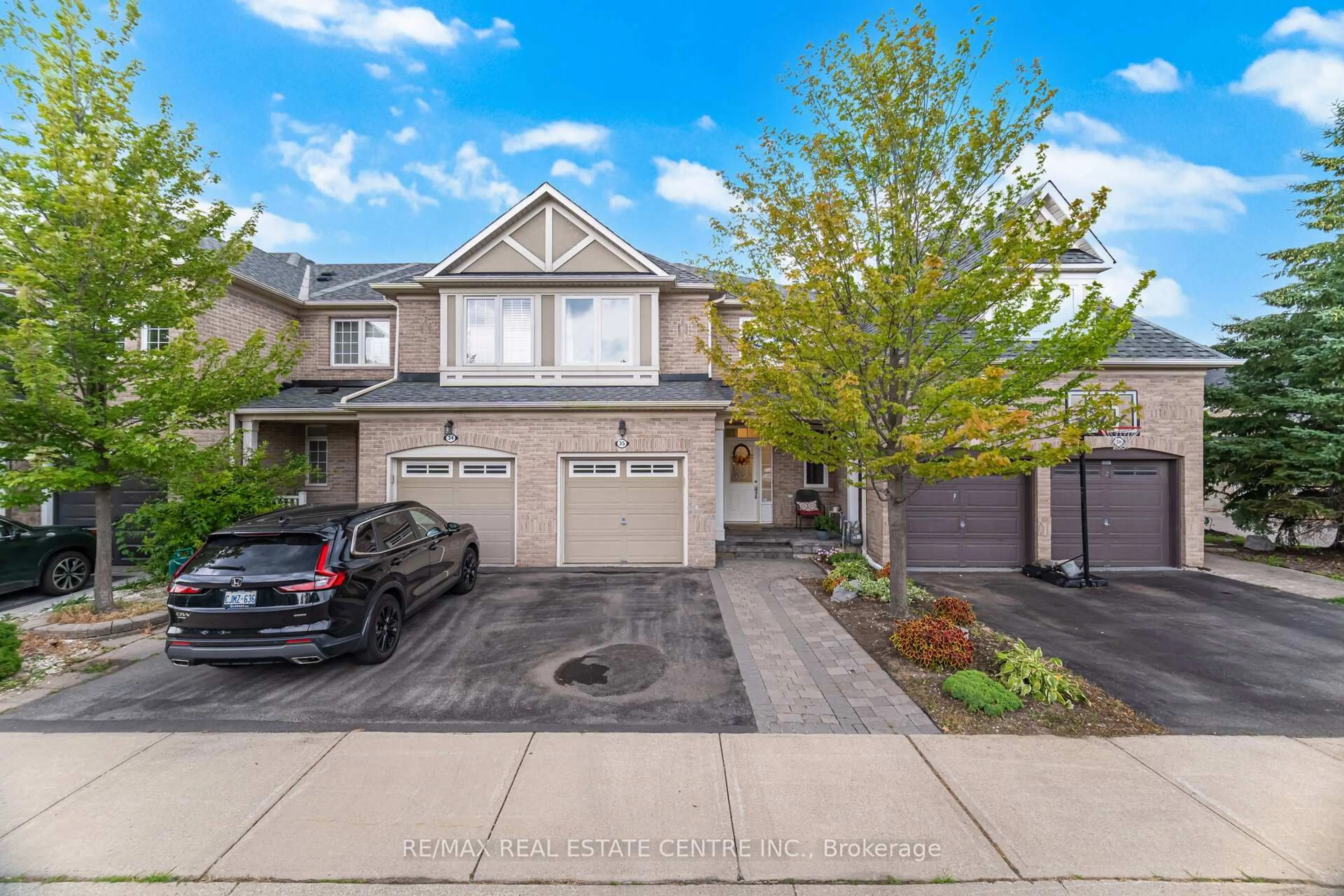 A pic from outside/outdoor area/front of a property/back of a property/a pic from drone, street for 2295 Rochester Circ #35, Oakville Ontario L6M 5C8