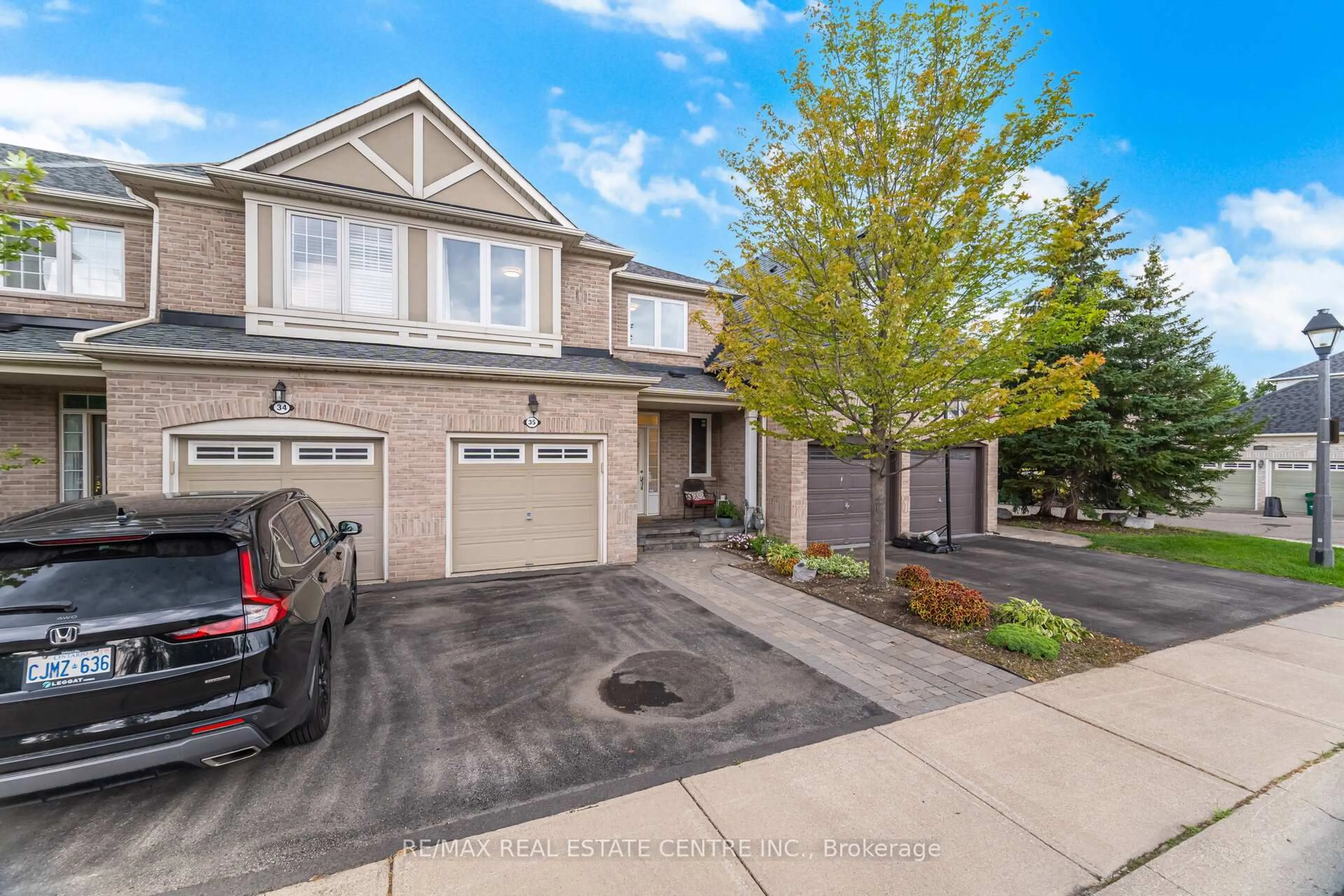 A pic from outside/outdoor area/front of a property/back of a property/a pic from drone, street for 2295 Rochester Circ #35, Oakville Ontario L6M 5C8