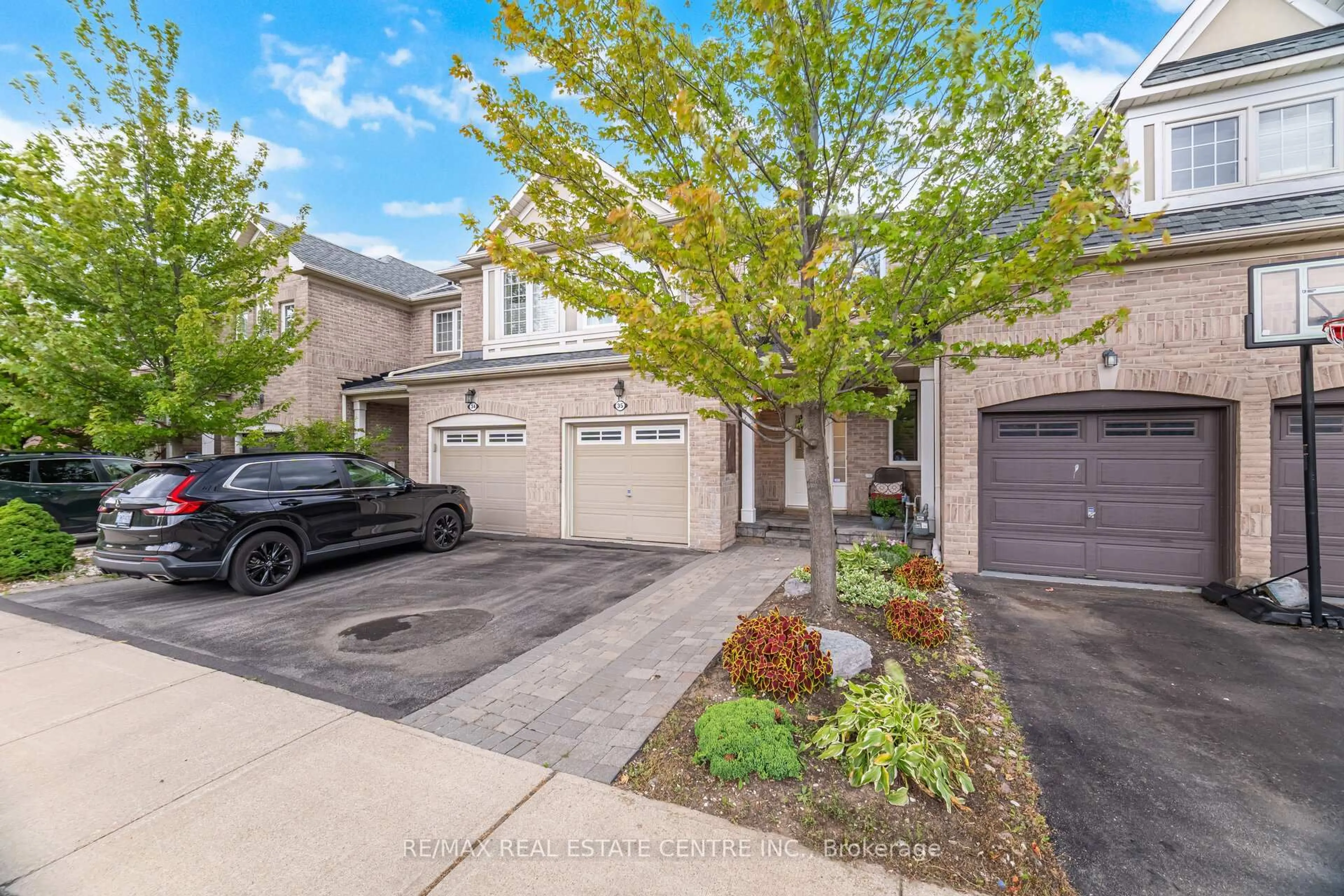 A pic from outside/outdoor area/front of a property/back of a property/a pic from drone, street for 2295 Rochester Circ #35, Oakville Ontario L6M 5C8