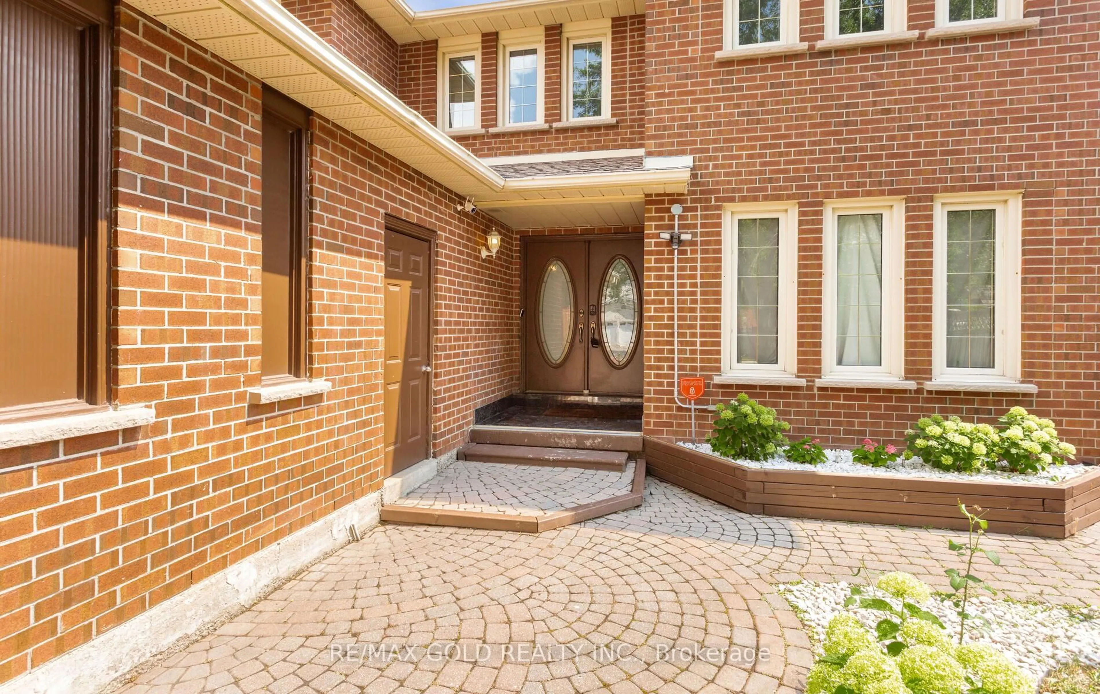 Home with brick exterior material, street for 22 Butlers Crt, Brampton Ontario L6Y 3T7
