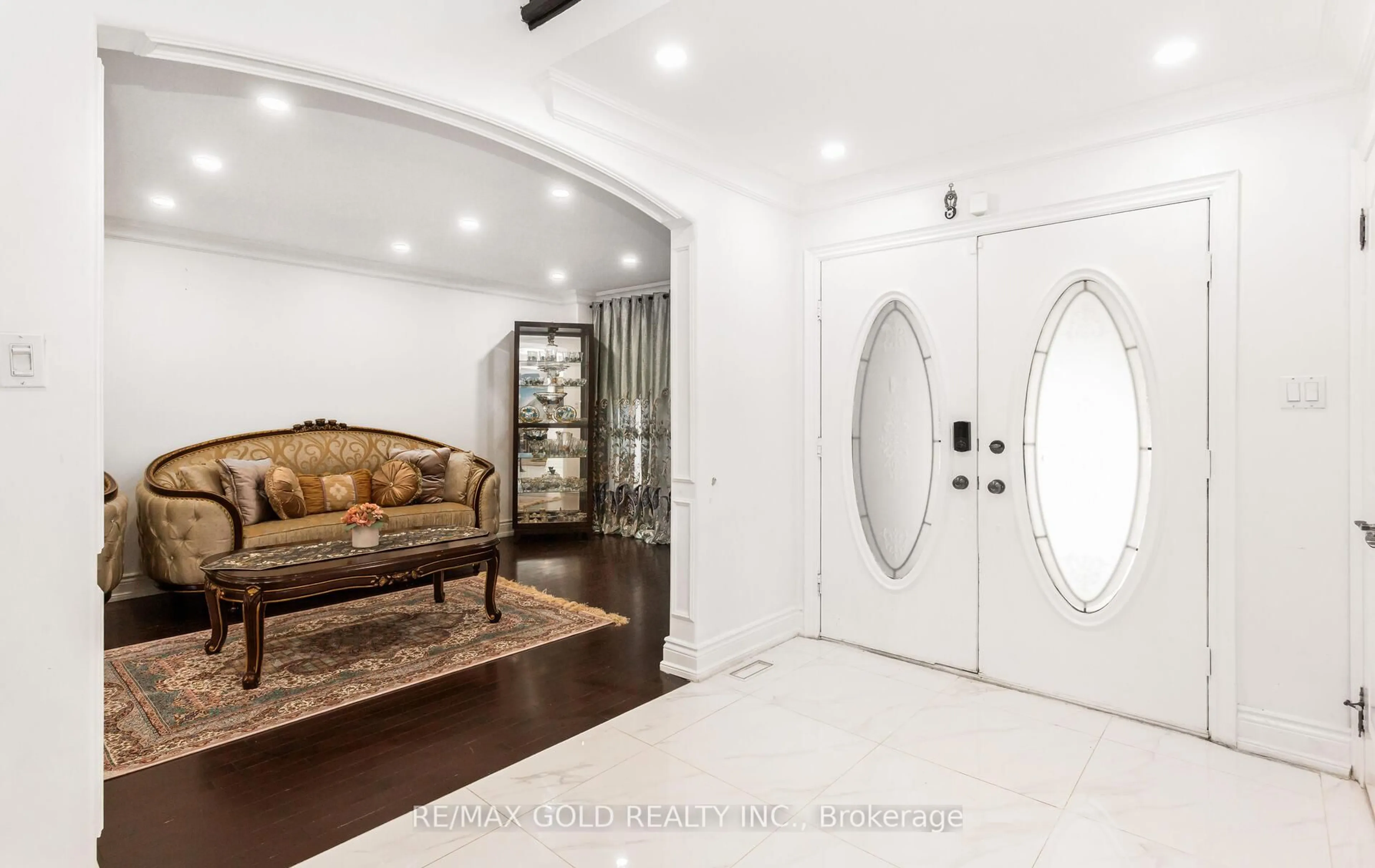Indoor foyer for 22 Butlers Crt, Brampton Ontario L6Y 3T7