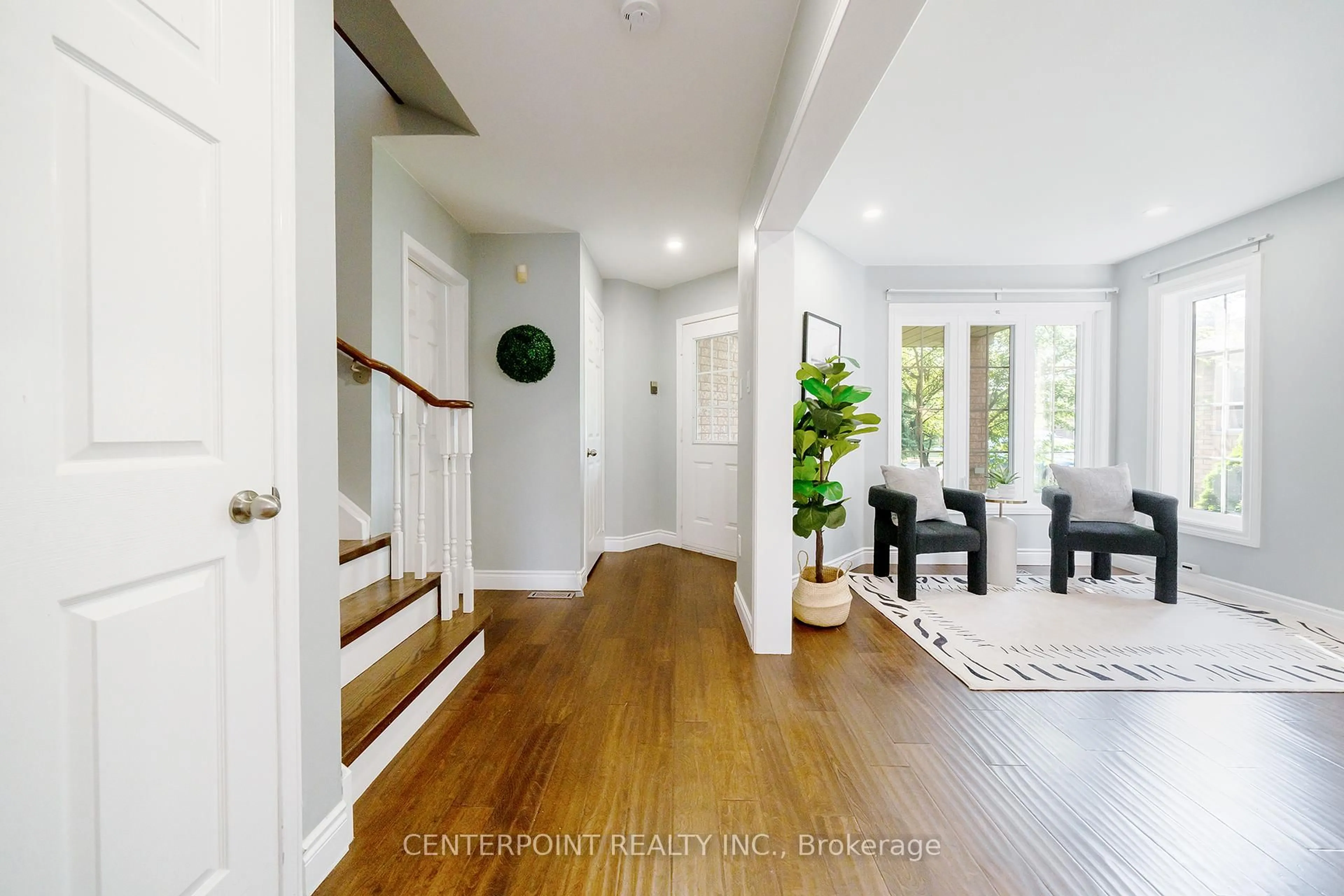 Indoor entryway for 523 Fothergill Blvd, Burlington Ontario L7L 6C8