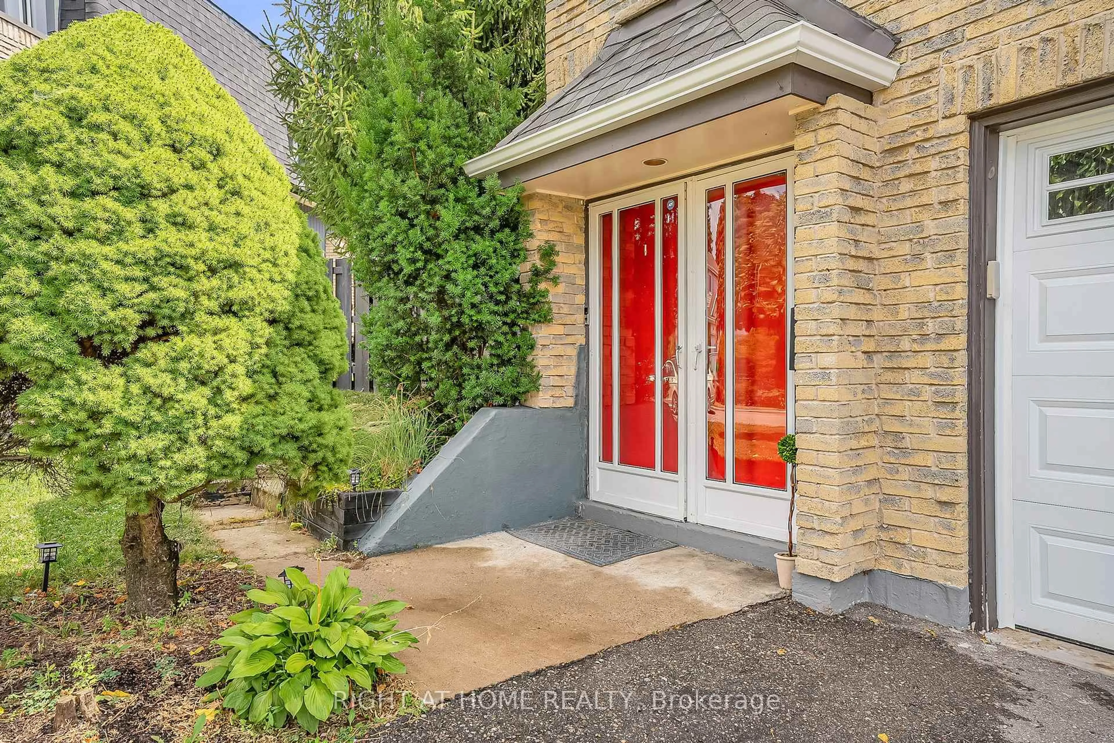 Indoor entryway for 6824 Avila Rd, Mississauga Ontario L5N 1R8