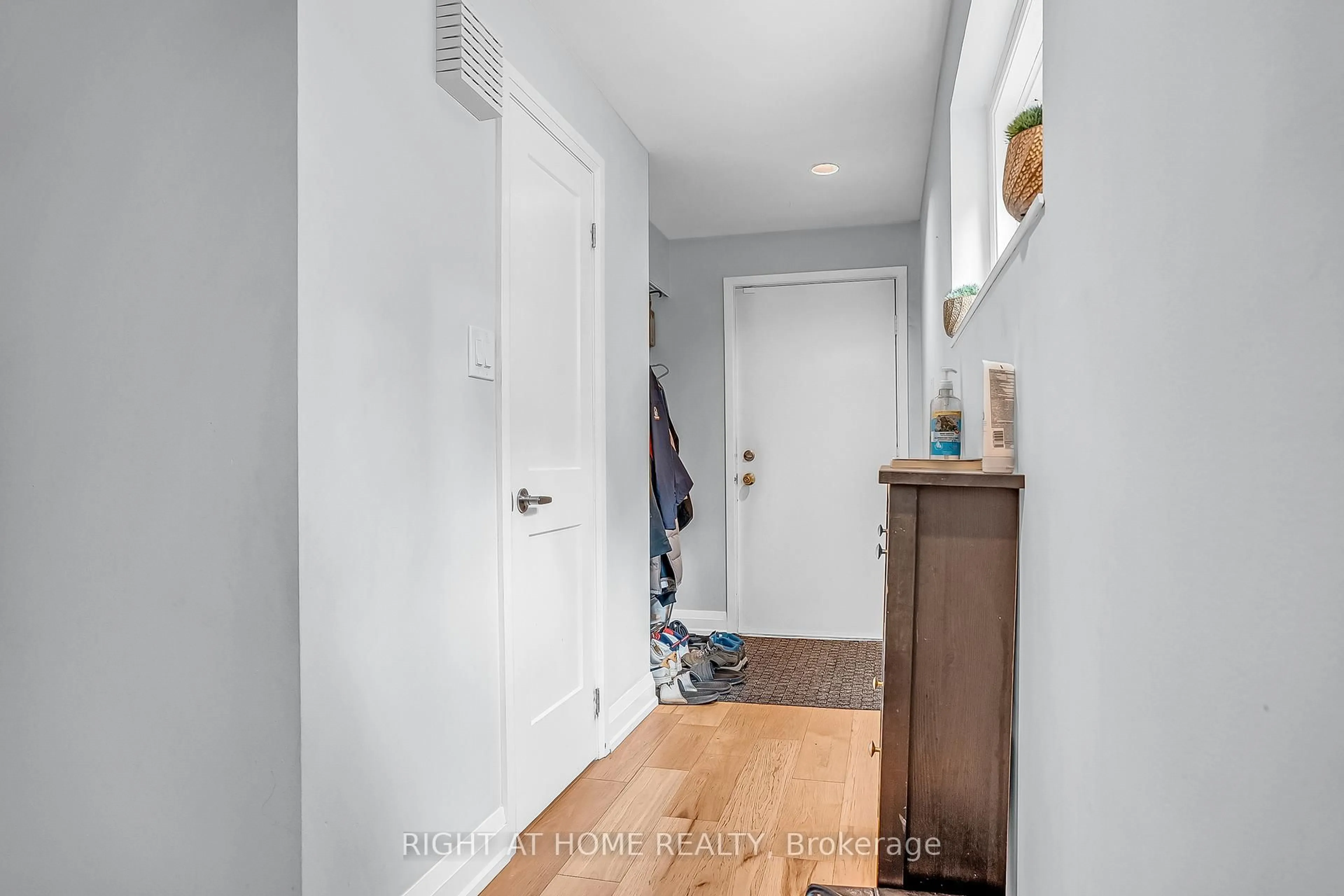 Indoor entryway for 6824 Avila Rd, Mississauga Ontario L5N 1R8