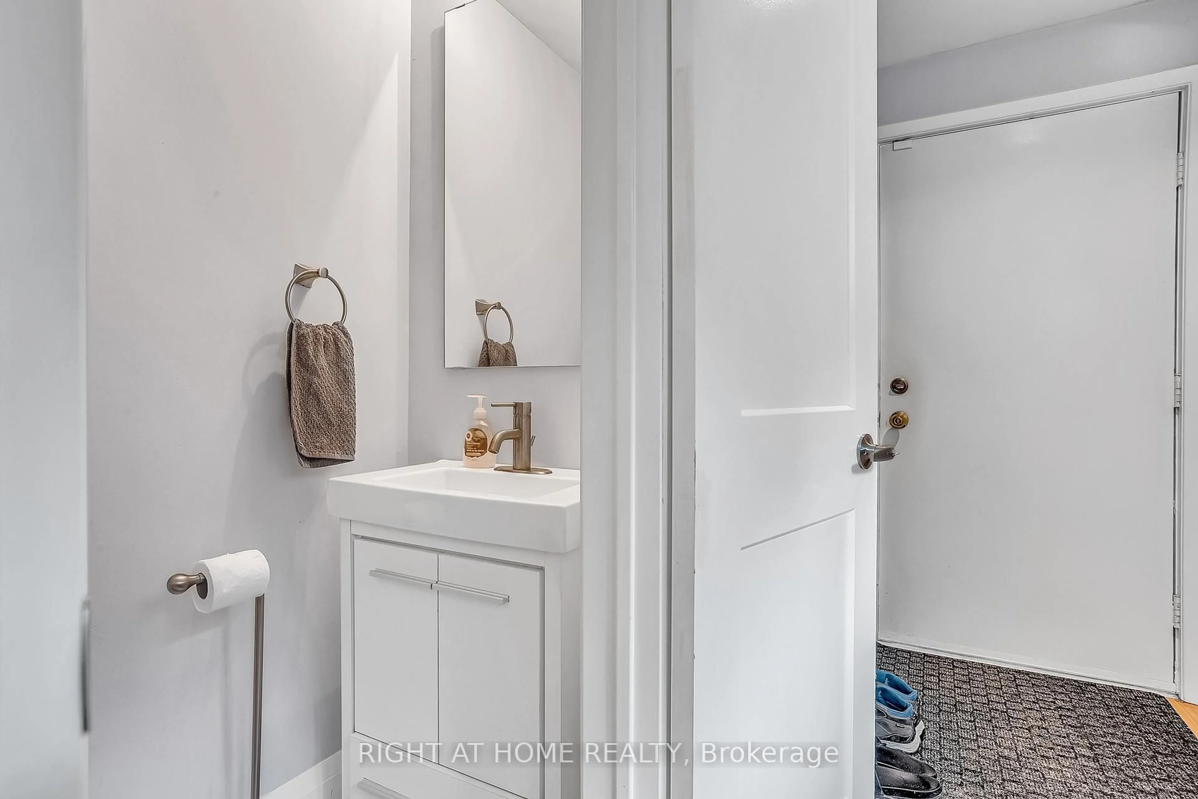 Standard bathroom, ceramic/tile floor for 6824 Avila Rd, Mississauga Ontario L5N 1R8