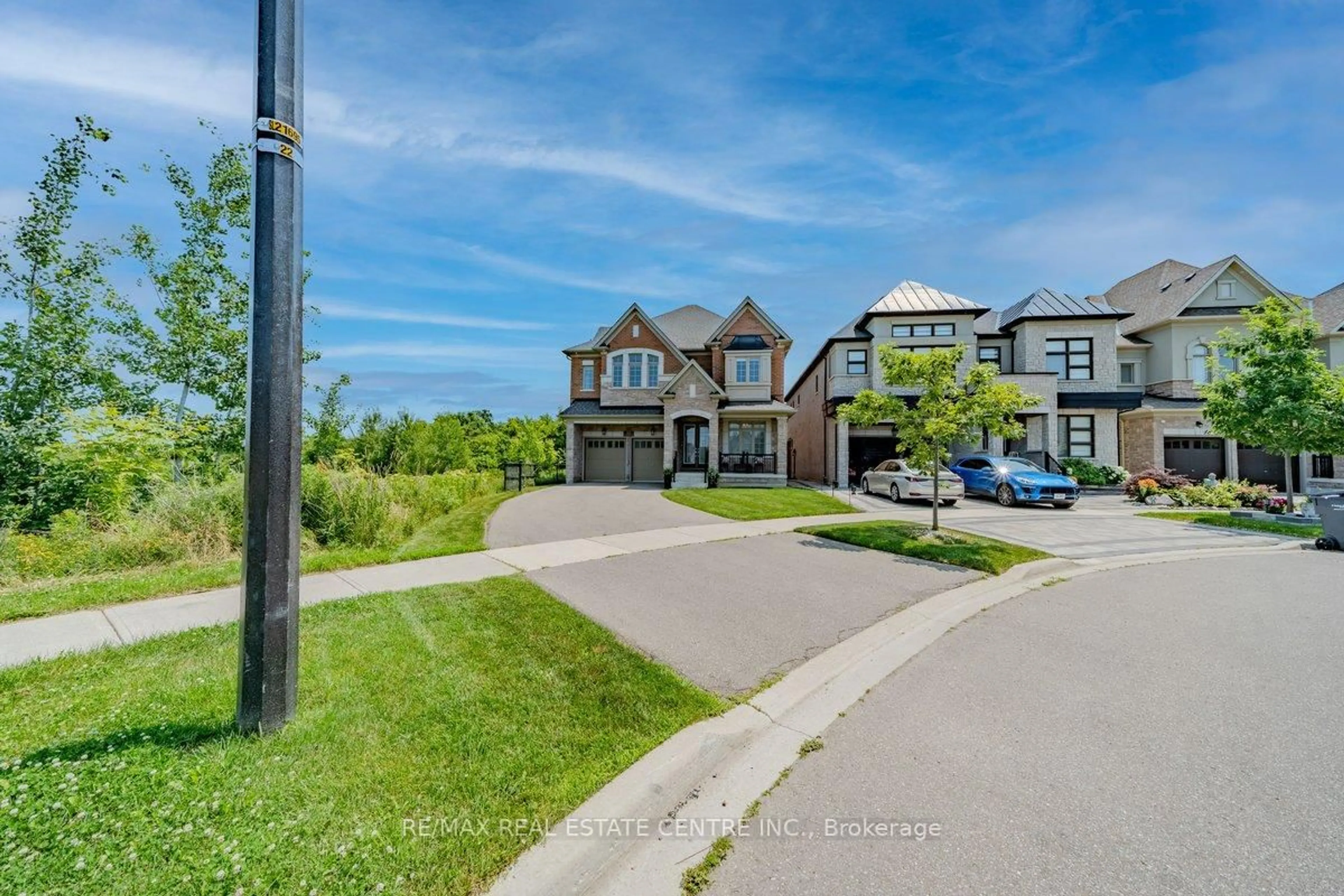 A pic from outside/outdoor area/front of a property/back of a property/a pic from drone, street for 22 Malaspina Clse, Brampton Ontario L6Y 6E2