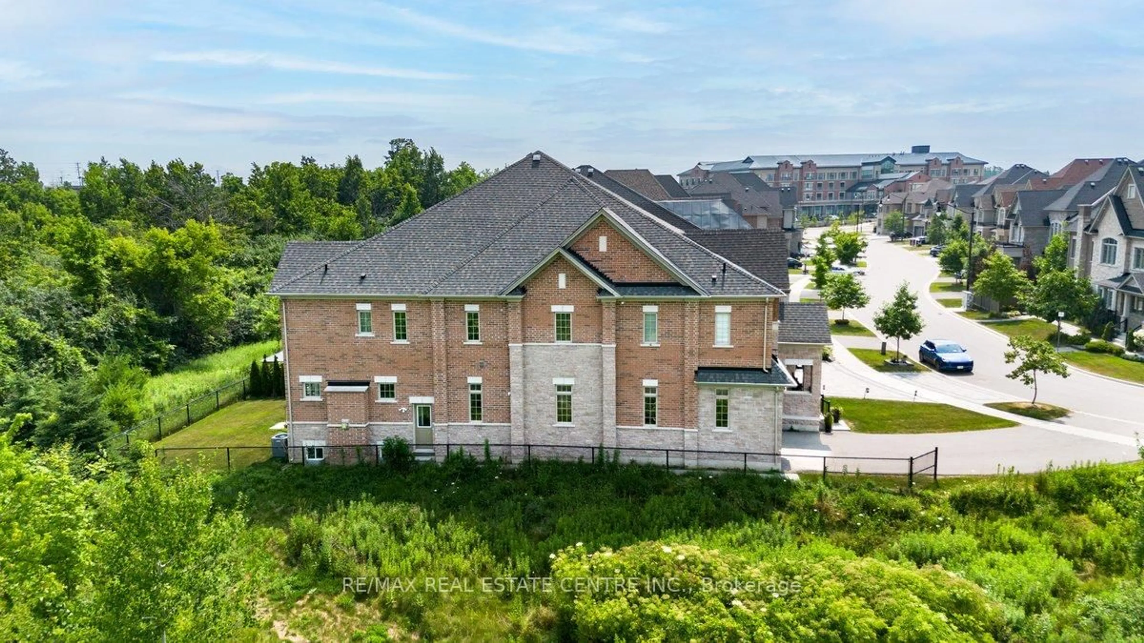 A pic from outside/outdoor area/front of a property/back of a property/a pic from drone, building for 22 Malaspina Clse, Brampton Ontario L6Y 6E2