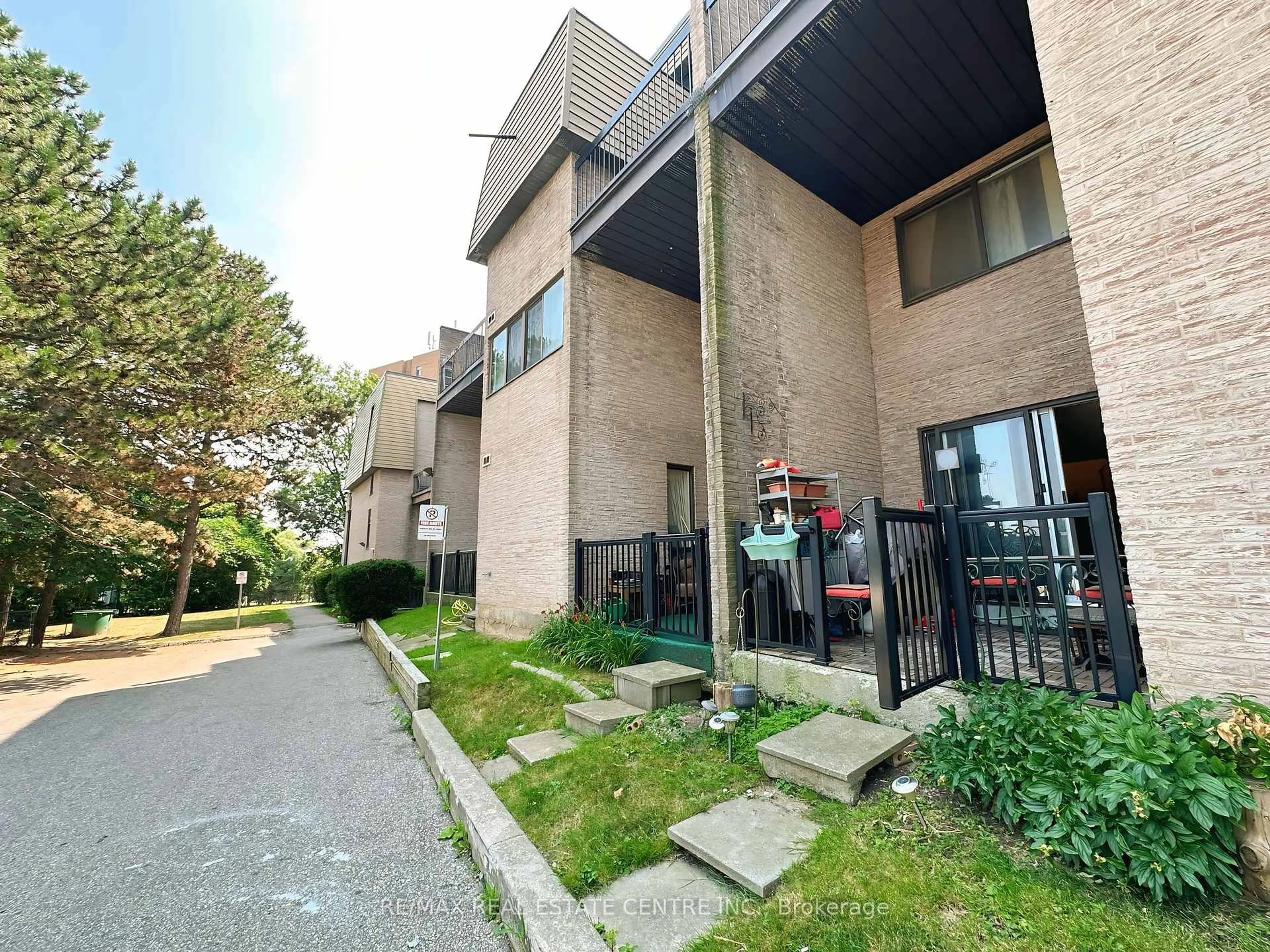 Patio, unknown for 2095 Roche Crt #111, Mississauga Ontario L5K 2C8