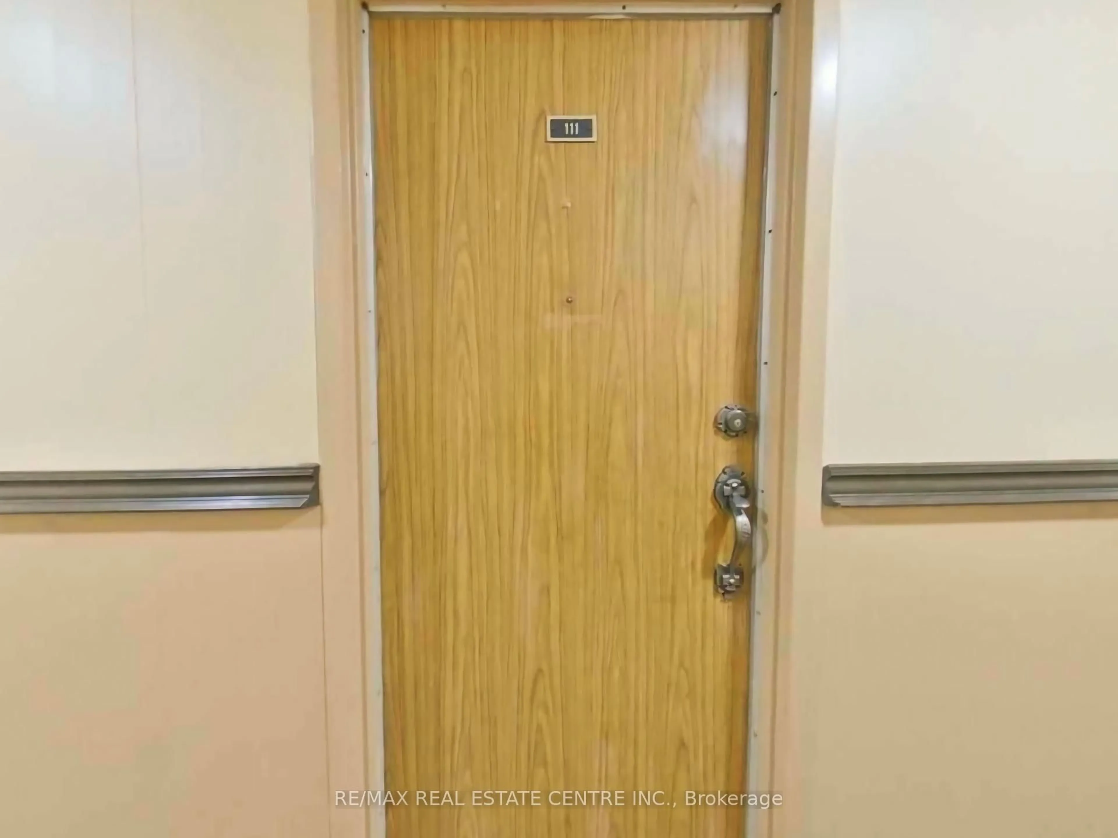 Indoor foyer for 2095 Roche Crt #111, Mississauga Ontario L5K 2C8