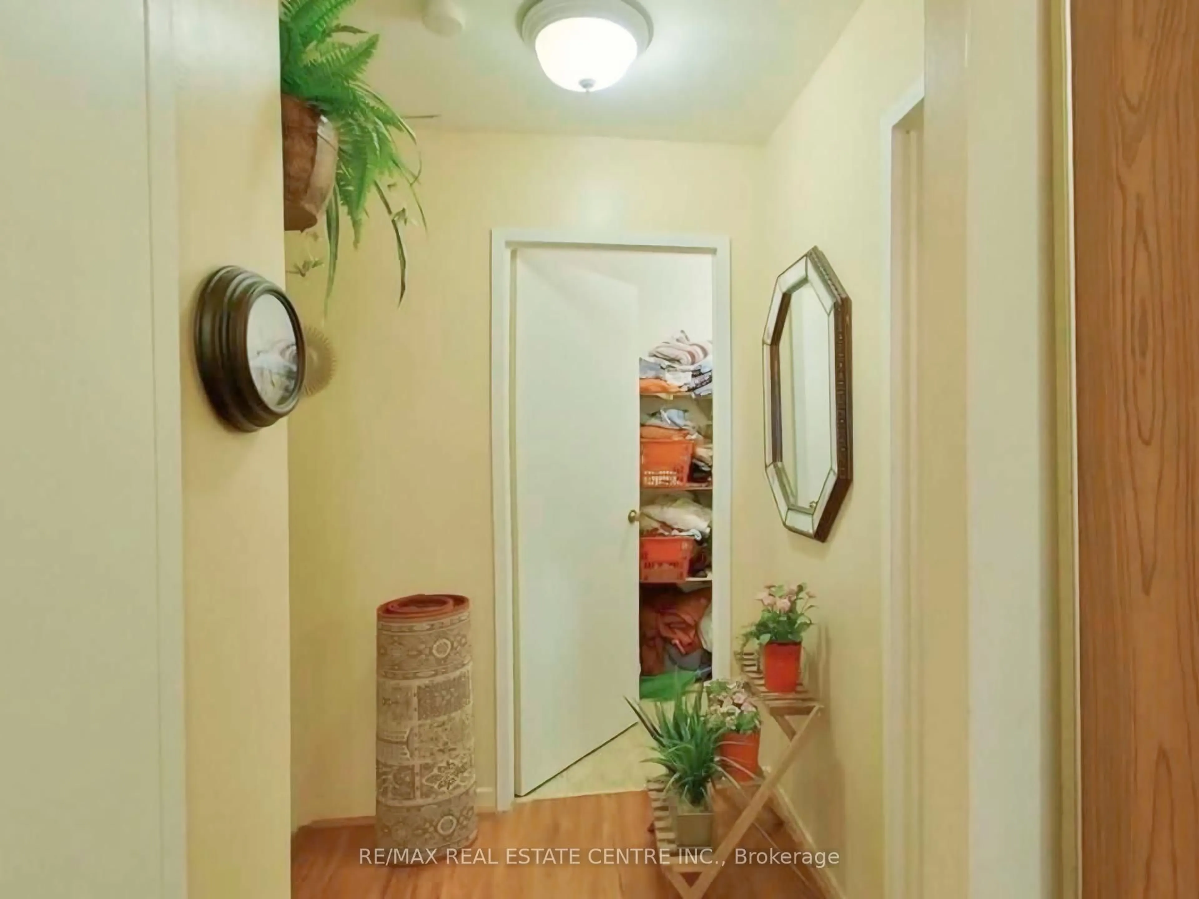 Indoor entryway for 2095 Roche Crt #111, Mississauga Ontario L5K 2C8