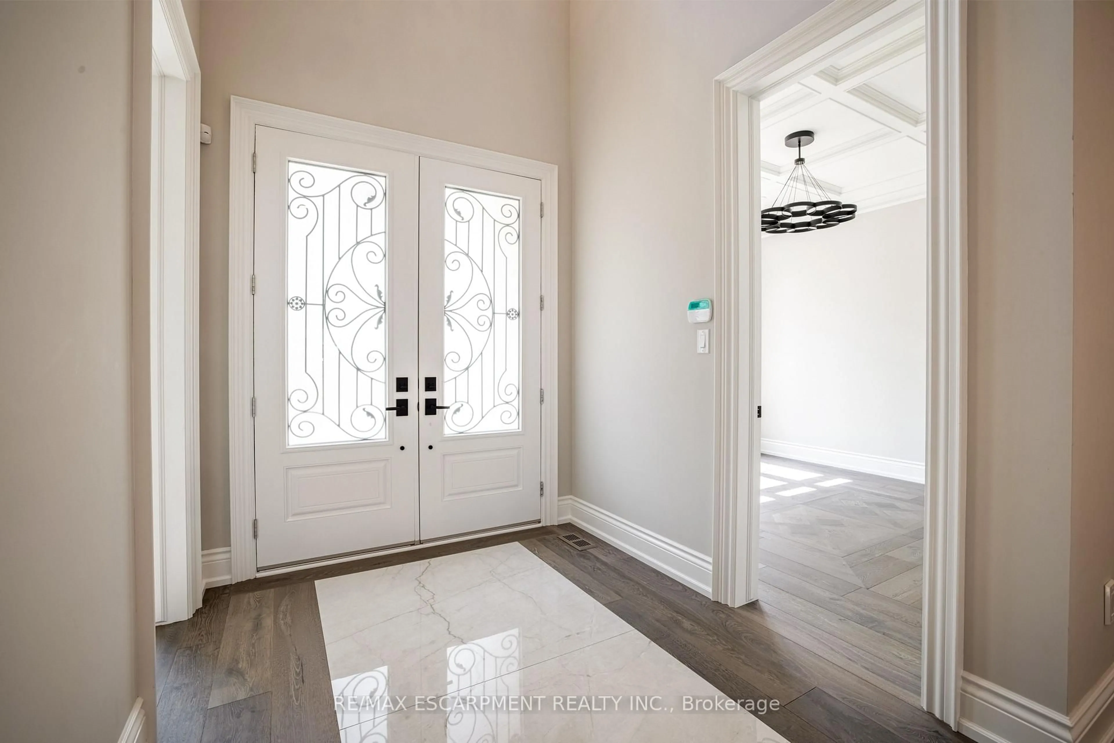 Indoor entryway for 31 Bayside Crt, Burlington Ontario L7T 1M8
