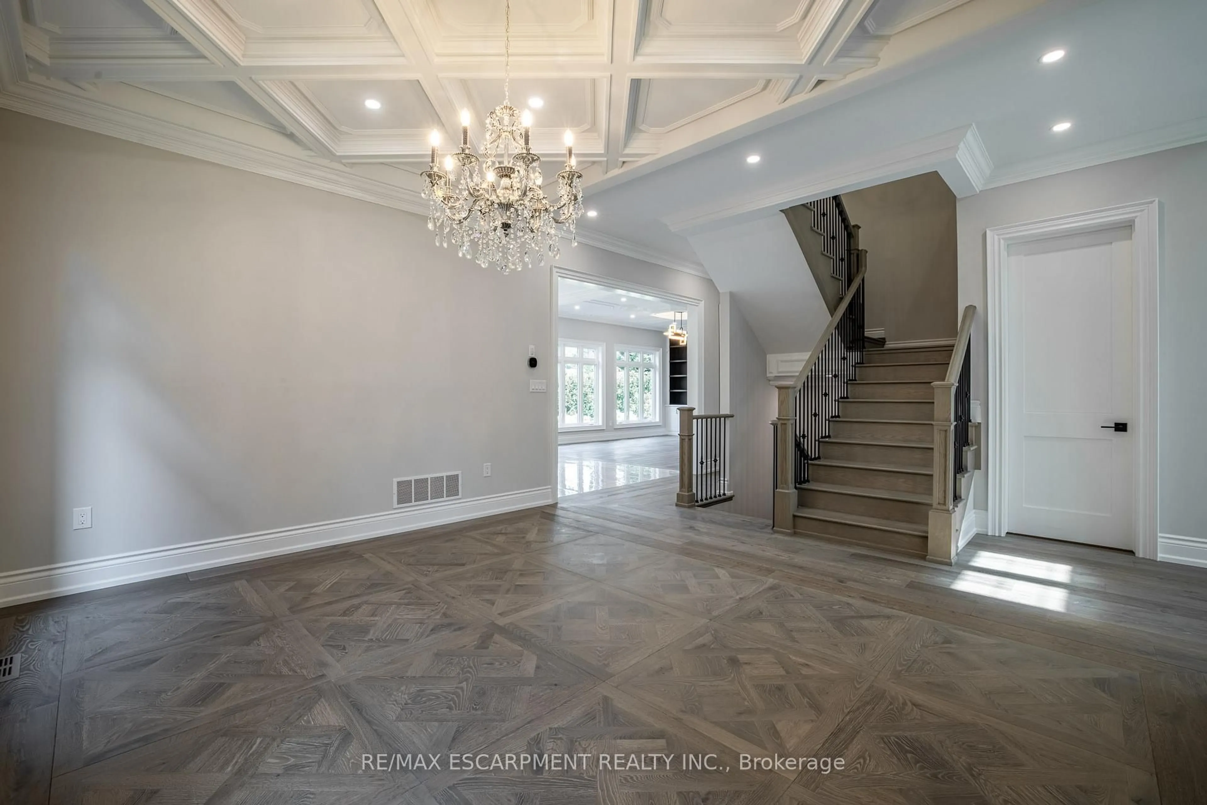 Indoor foyer for 31 Bayside Crt, Burlington Ontario L7T 1M8