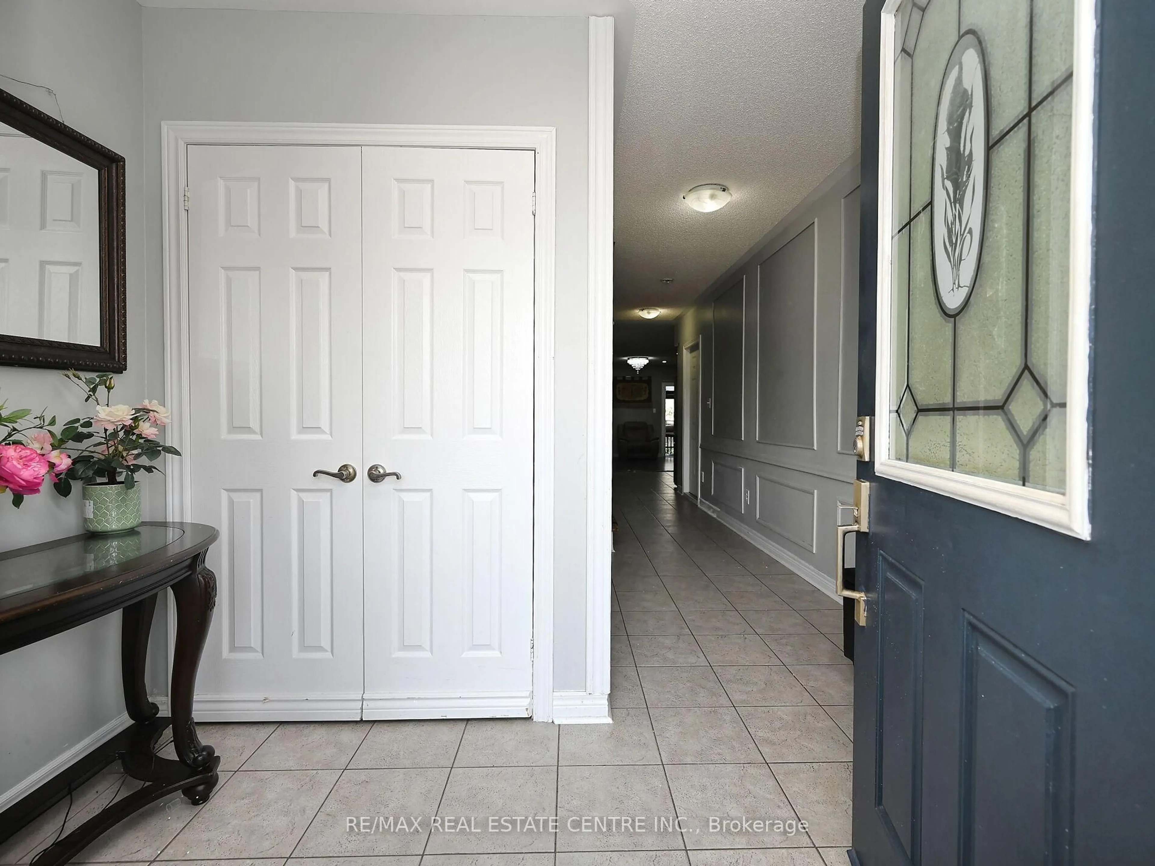 Indoor entryway for 1162 Tupper Dr, Milton Ontario L9T 6T4