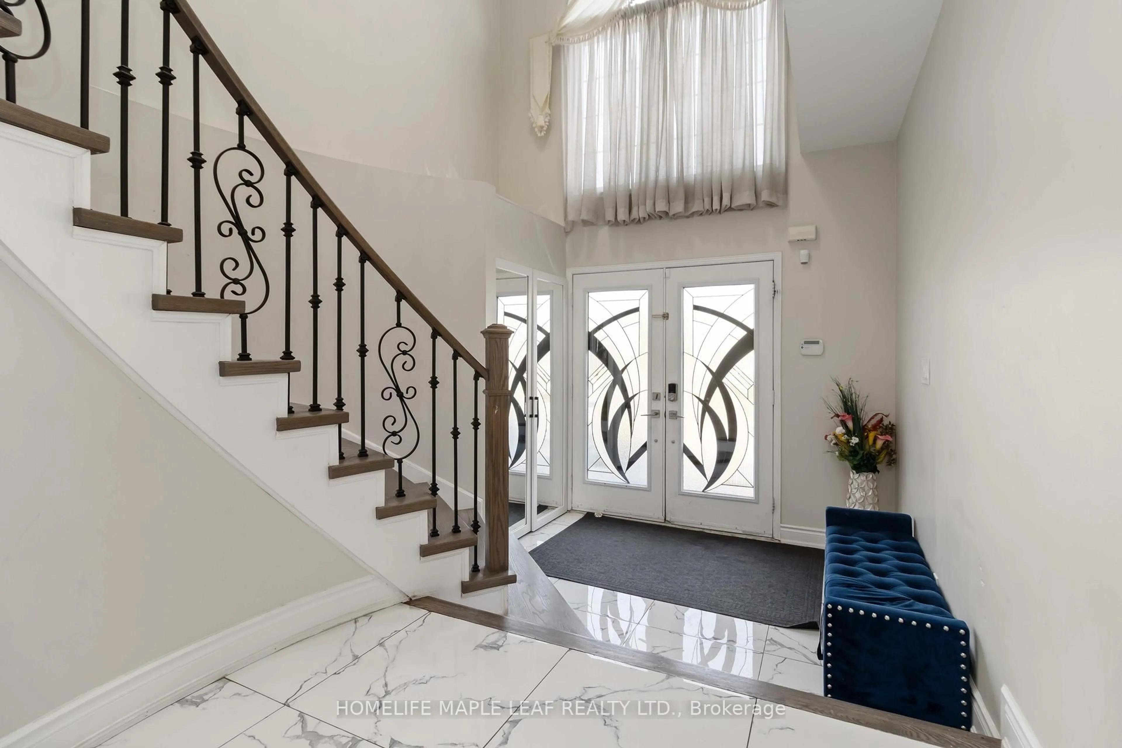 Indoor entryway for 43 Schooner Dr, Brampton Ontario L7A 3H6