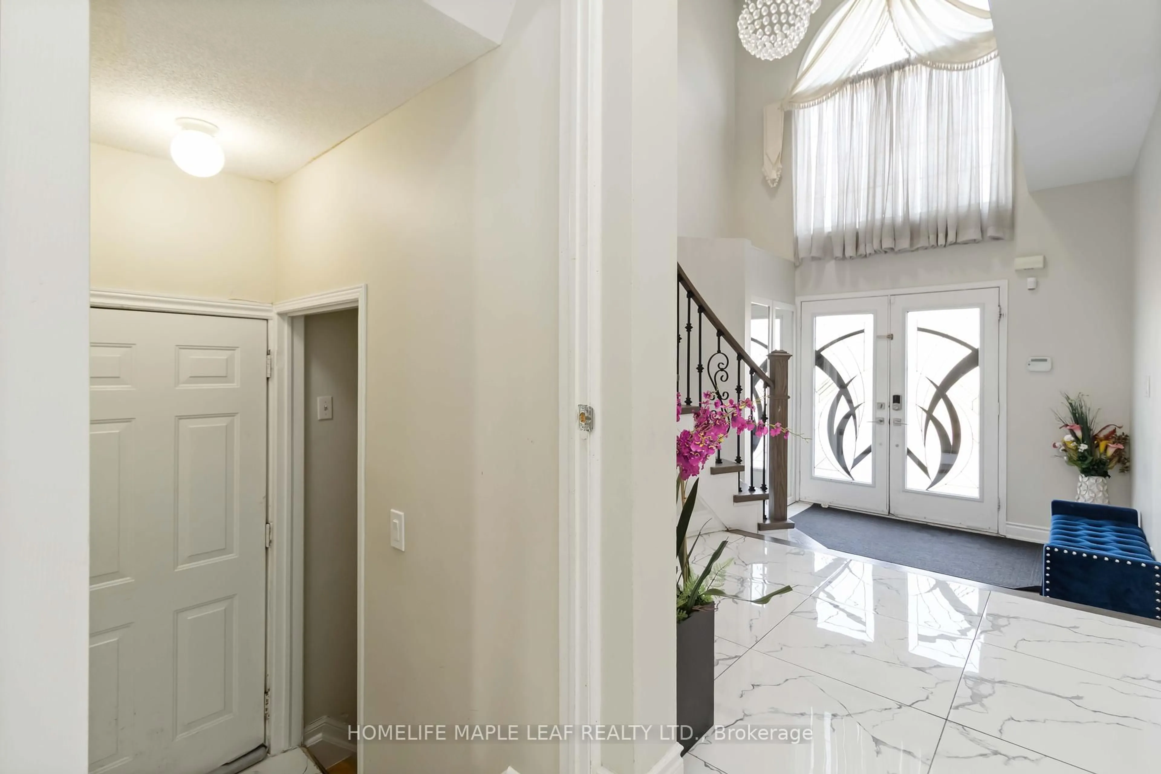 Indoor foyer for 43 Schooner Dr, Brampton Ontario L7A 3H6