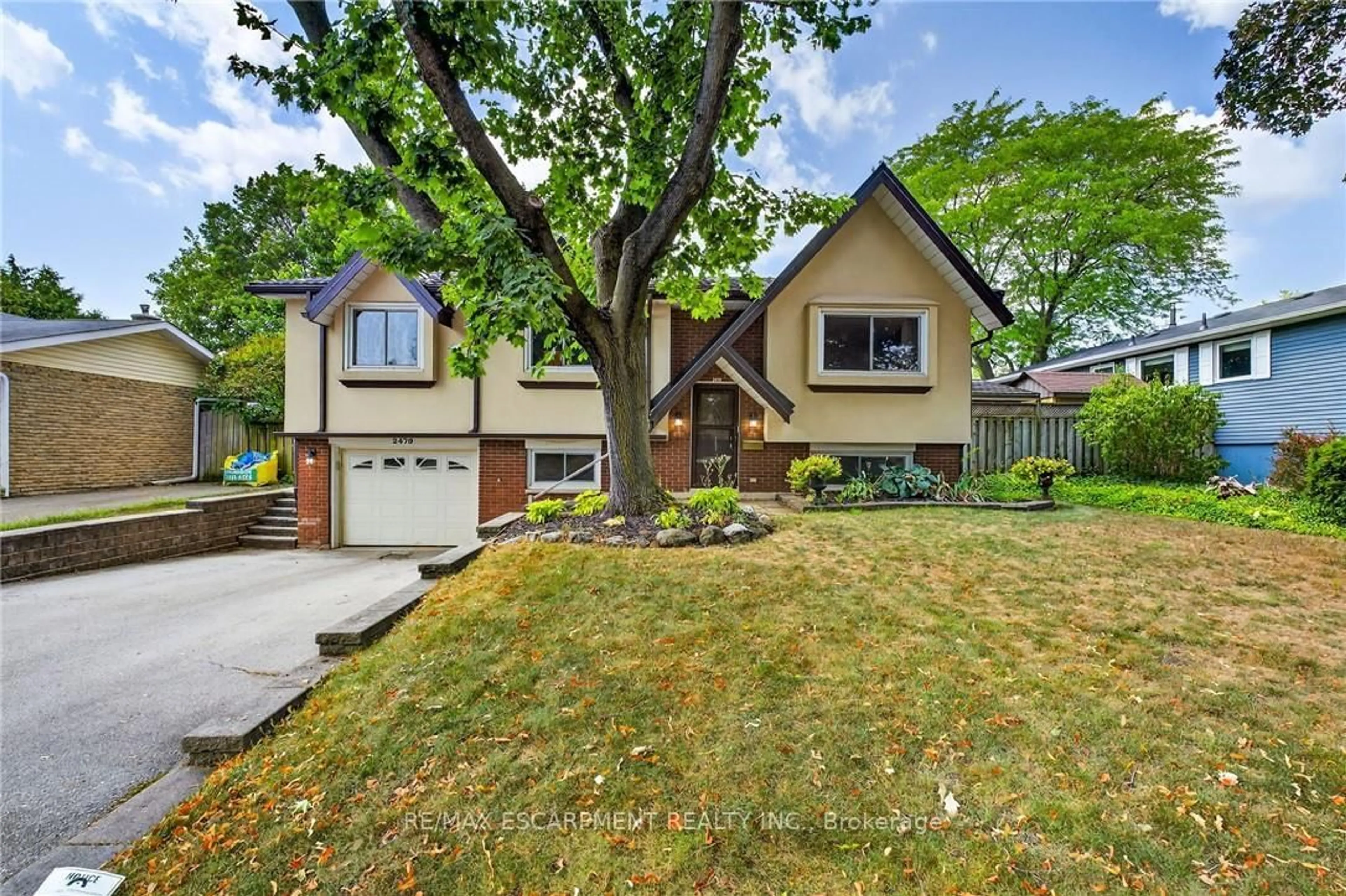 Home with vinyl exterior material, street for 2479 Bridge Rd, Oakville Ontario L6L 2H3