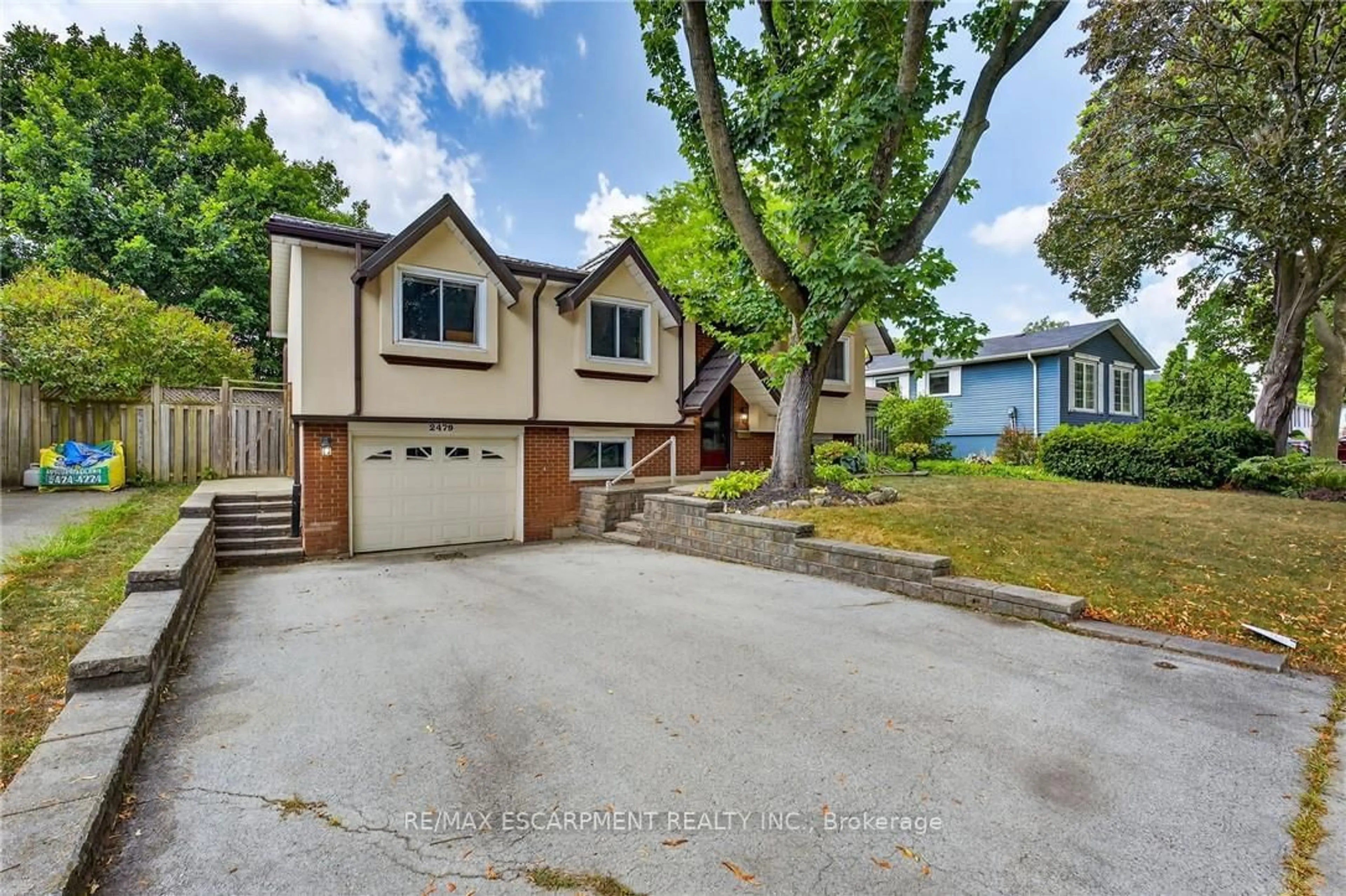A pic from outside/outdoor area/front of a property/back of a property/a pic from drone, street for 2479 Bridge Rd, Oakville Ontario L6L 2H3