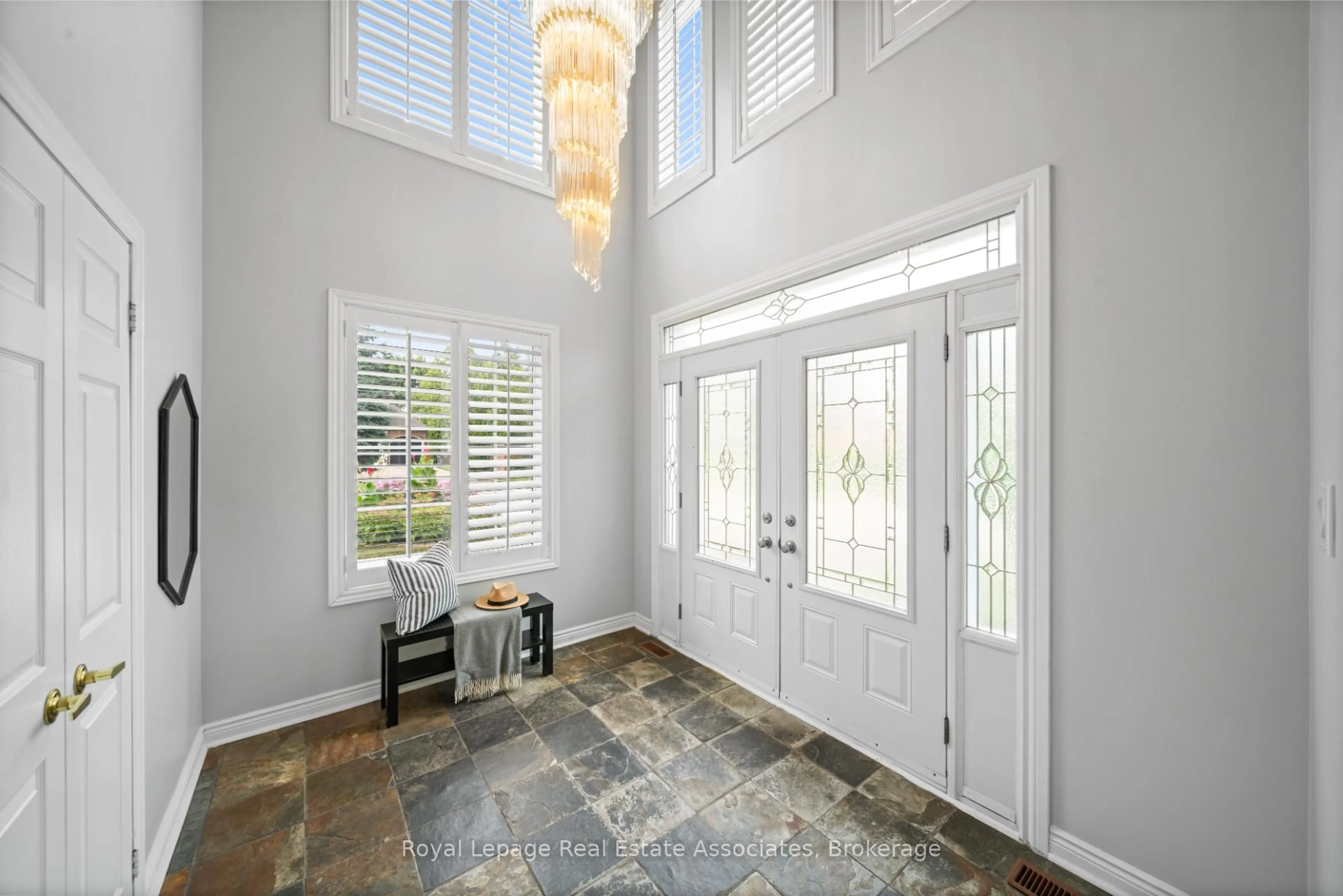 Indoor entryway for 3723 Trelawny Circ, Mississauga Ontario L5N 5J7