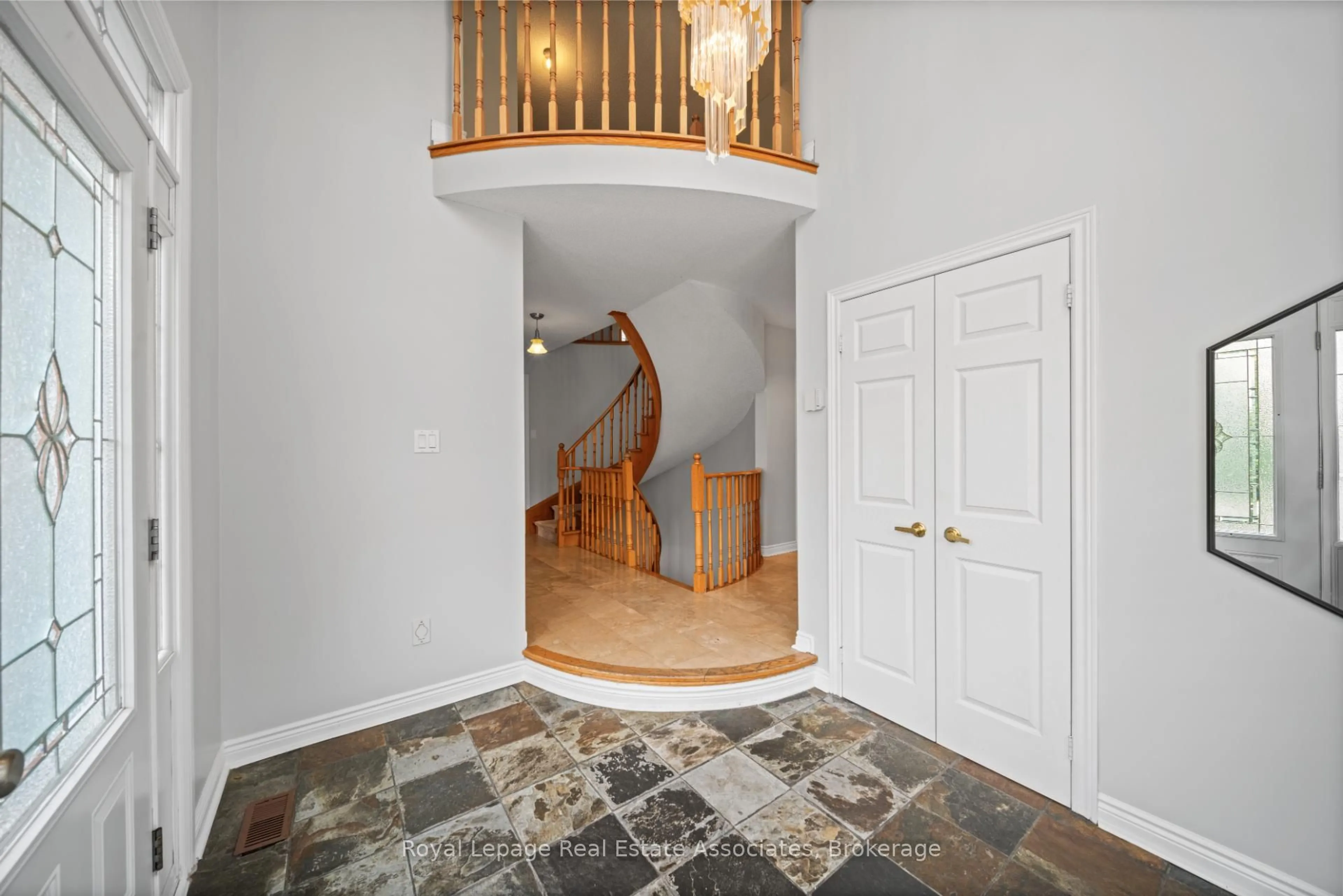 Indoor foyer for 3723 Trelawny Circ, Mississauga Ontario L5N 5J7