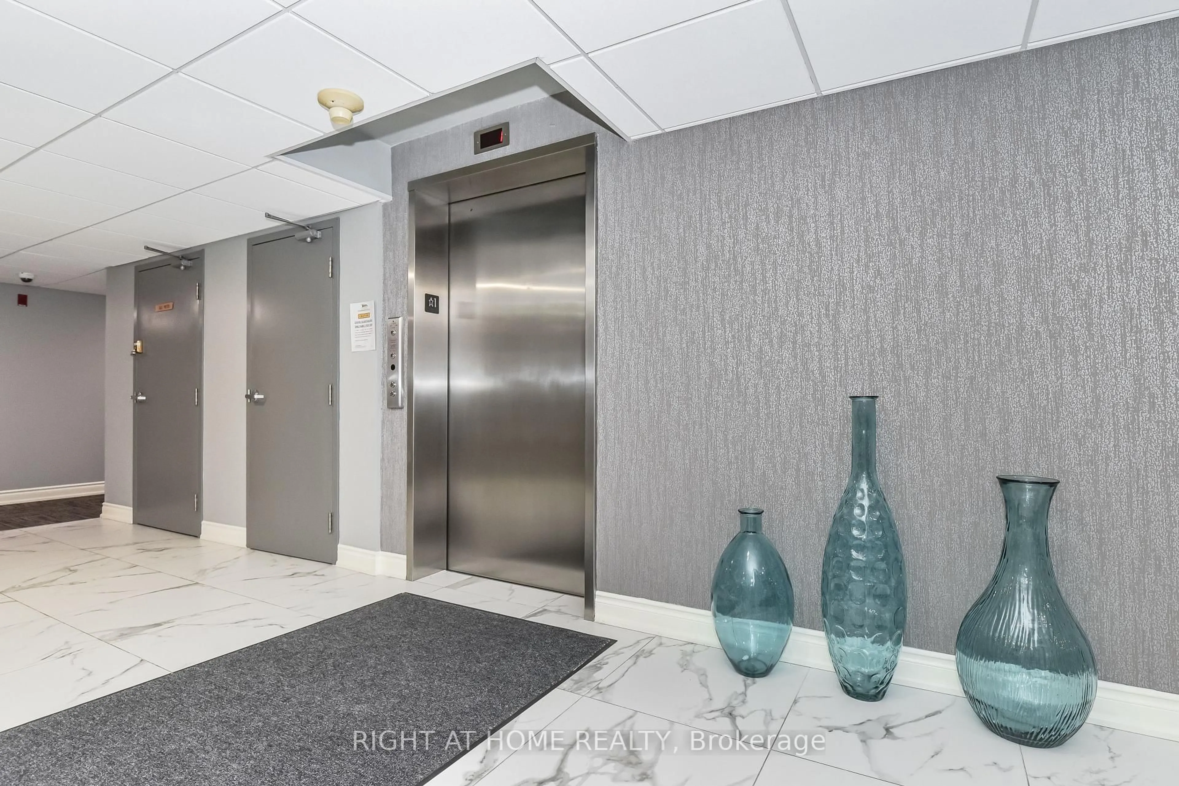 Indoor foyer for 3499 Upper Middle Rd #404, Burlington Ontario L7M 4M7