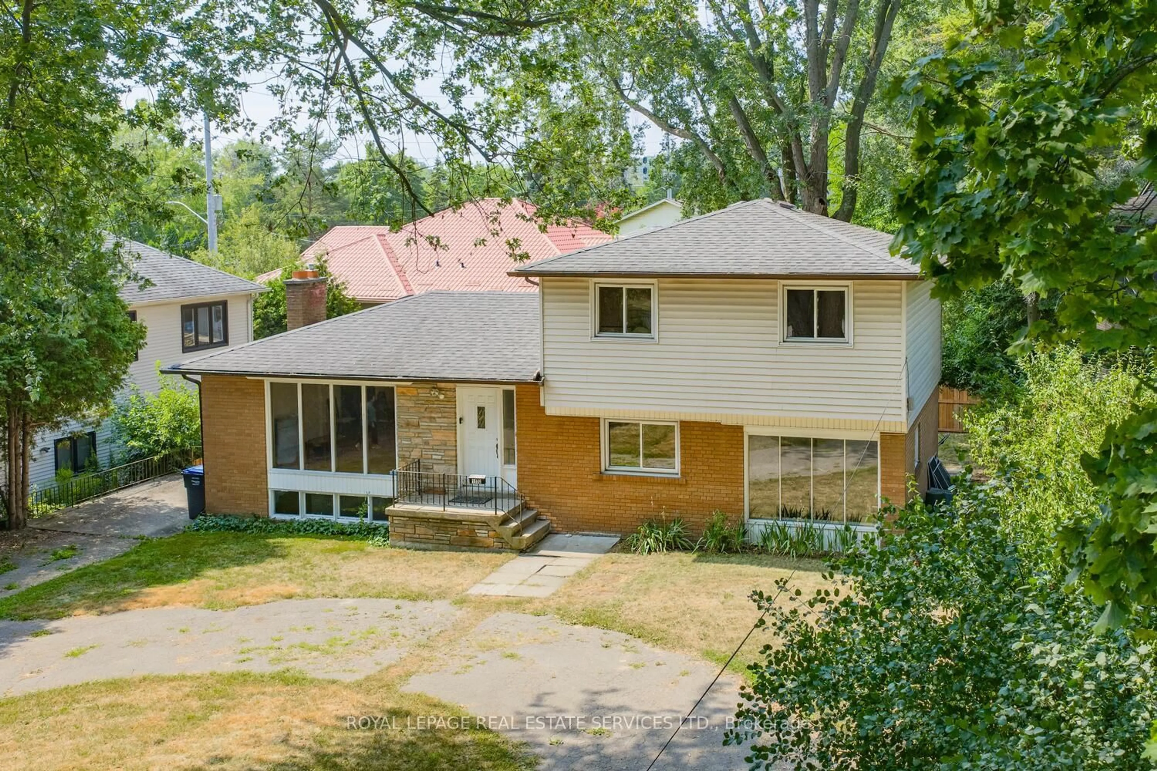 A pic from outside/outdoor area/front of a property/back of a property/a pic from drone, street for 1152 Mississauga Rd, Mississauga Ontario L5H 2J2
