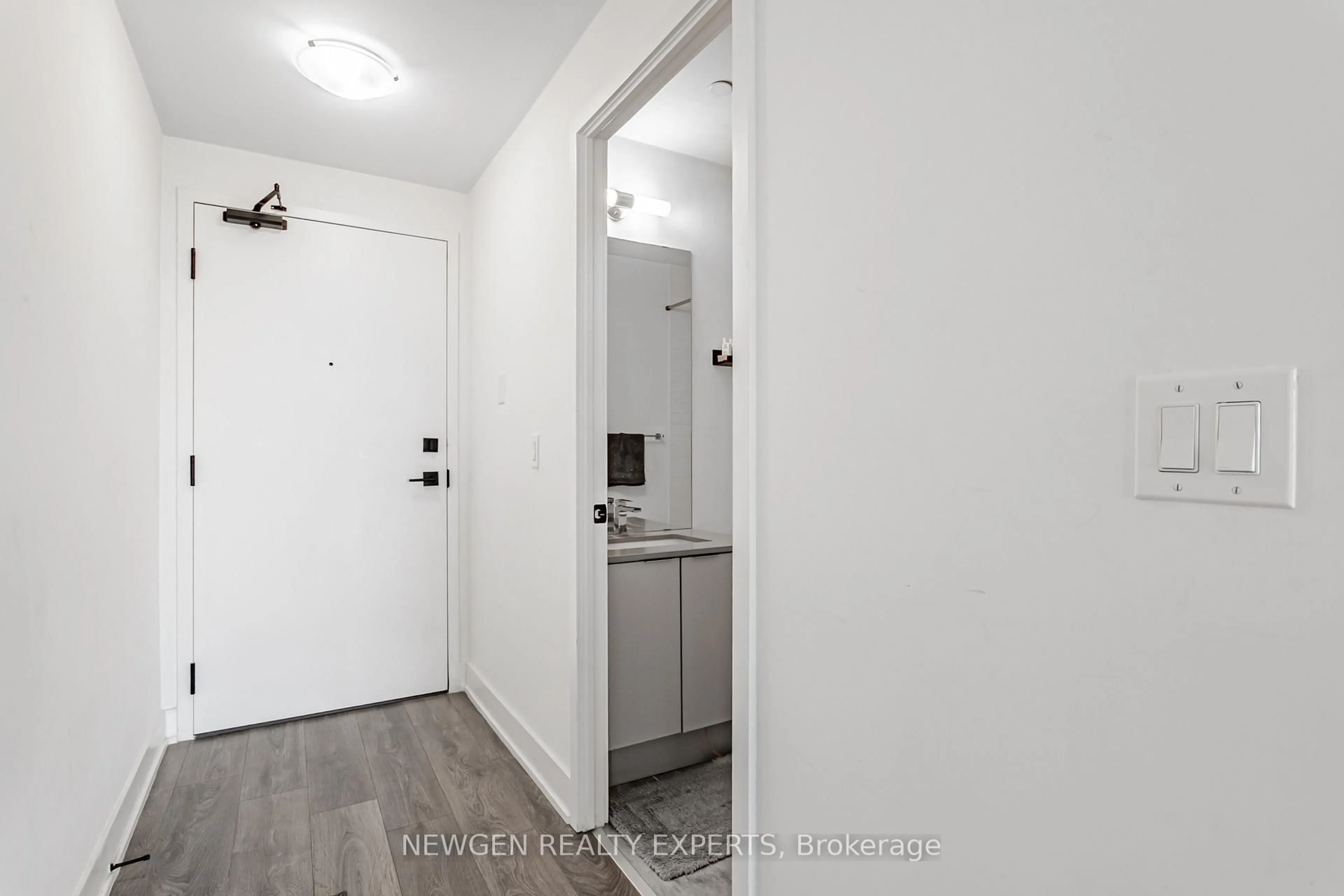 Indoor entryway for 2481 Taunton Rd #1310, Oakville Ontario L6H 3R7