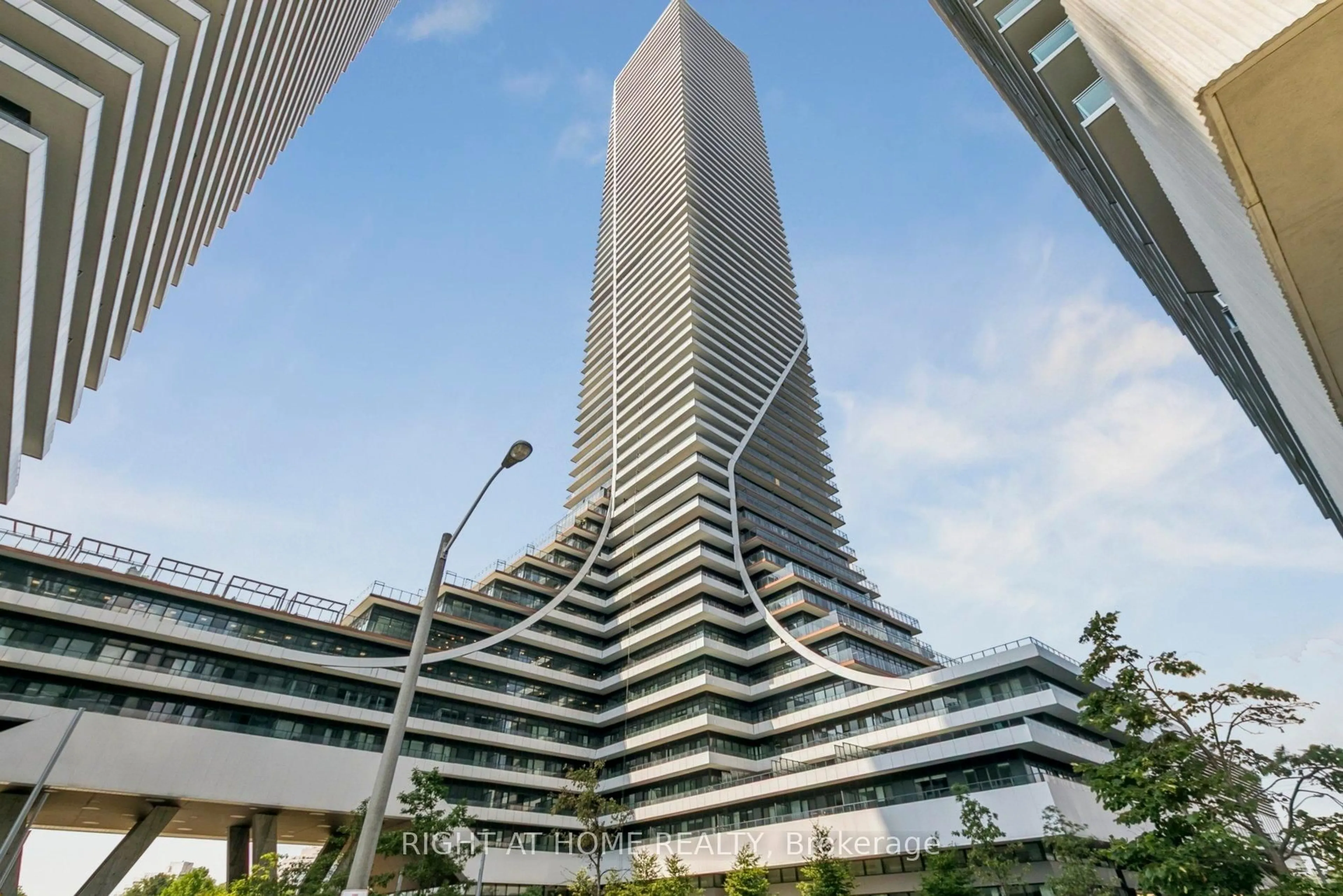 Indoor foyer for 30 Shore Breeze Dr #2217, Toronto Ontario M8V 0J1