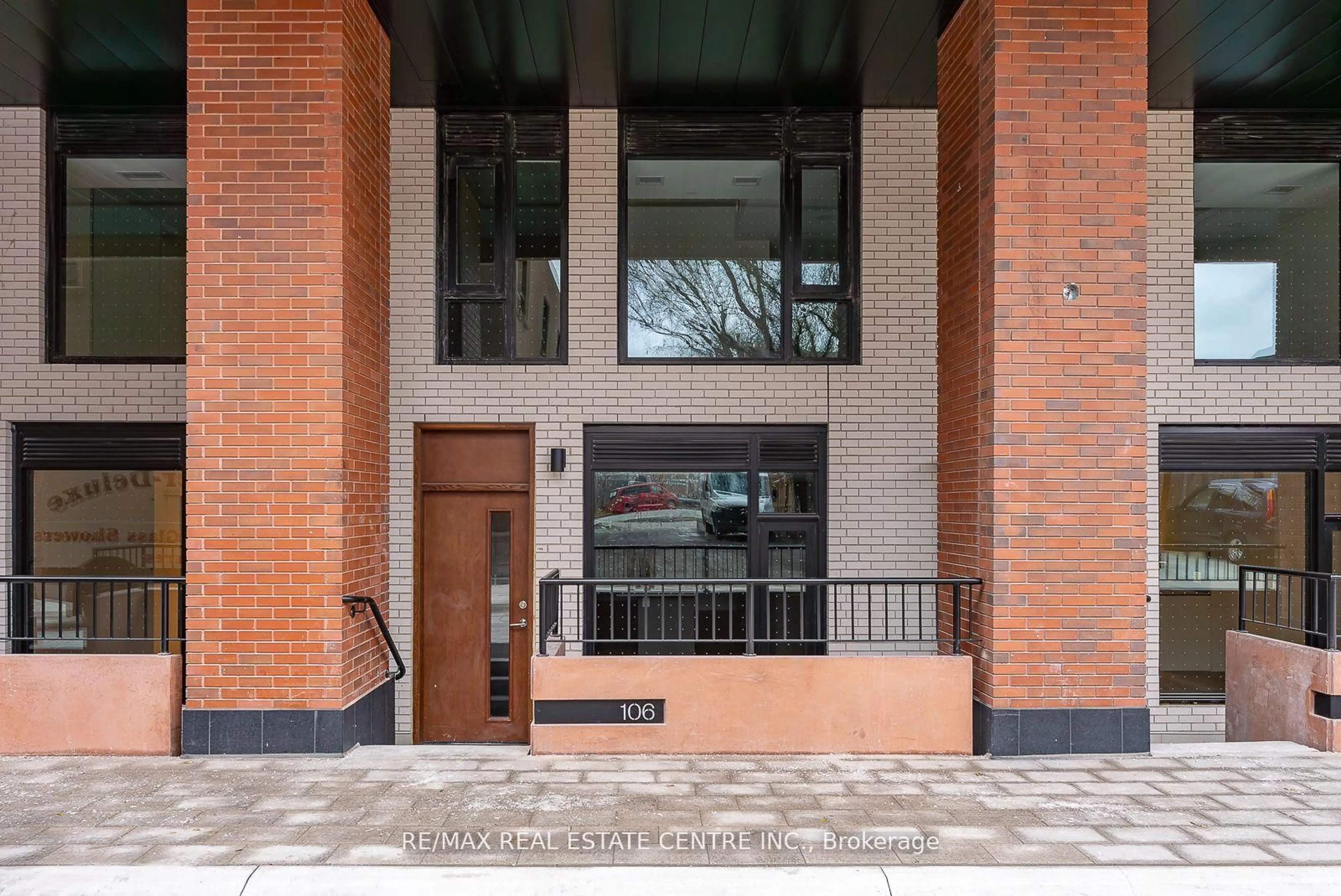 Indoor foyer for 7 Watkinson Ave, Toronto Ontario M6P 1Y2