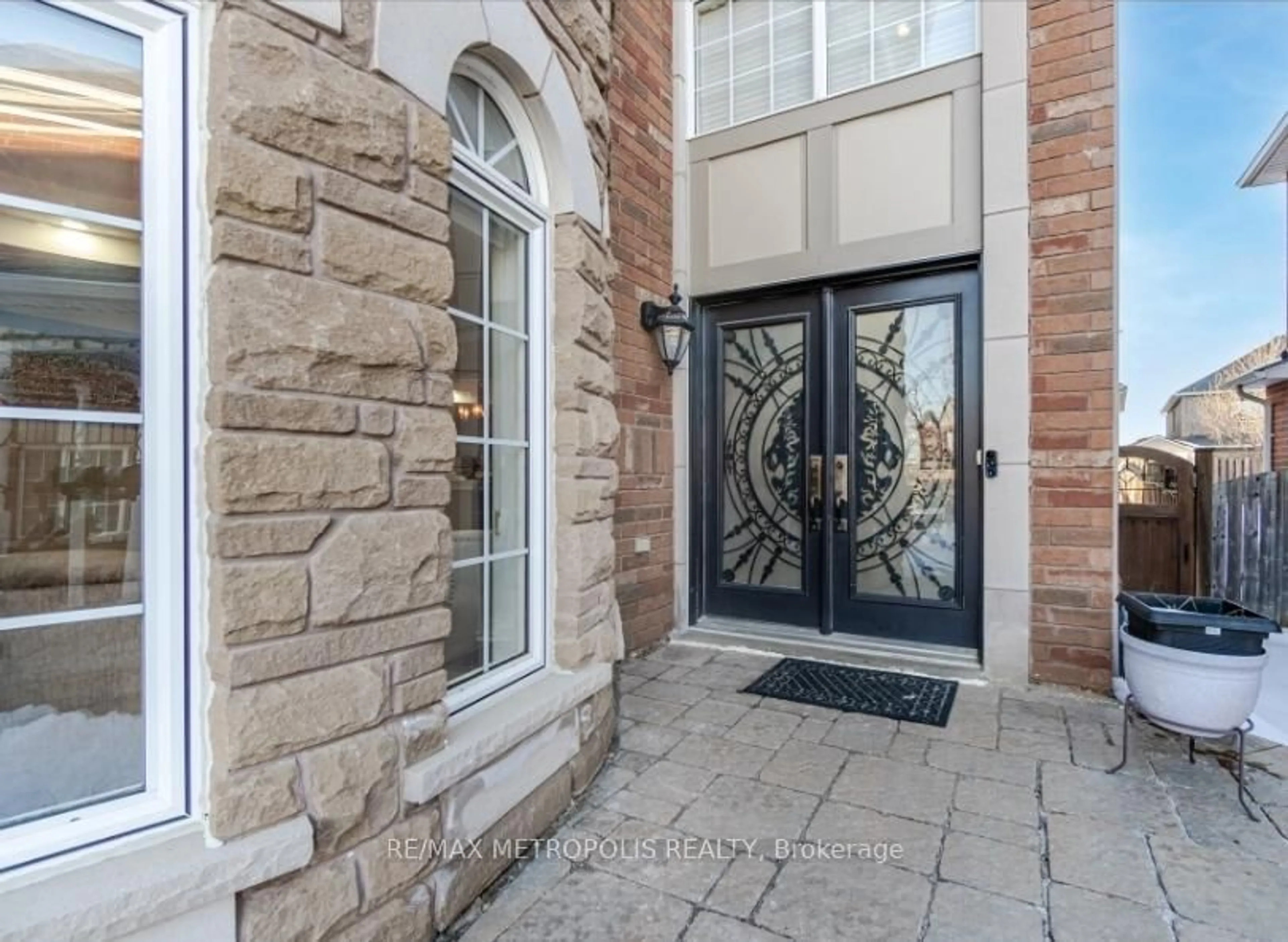 Indoor entryway for 34 Forsyth Cres, Halton Hills Ontario L7G 6G3