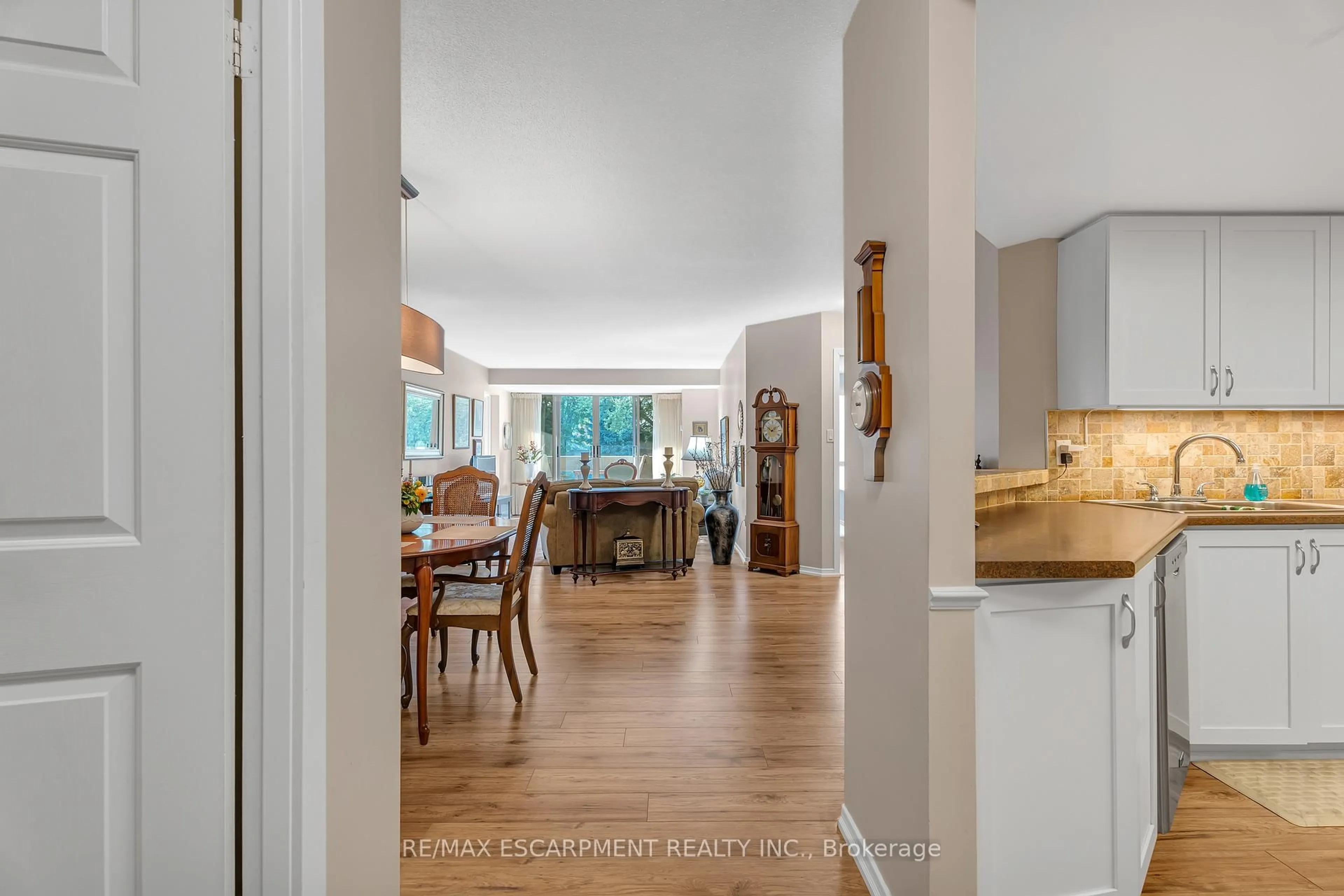 Indoor entryway for 1201 North Shore Blvd #302, Burlington Ontario L7S 1Z5