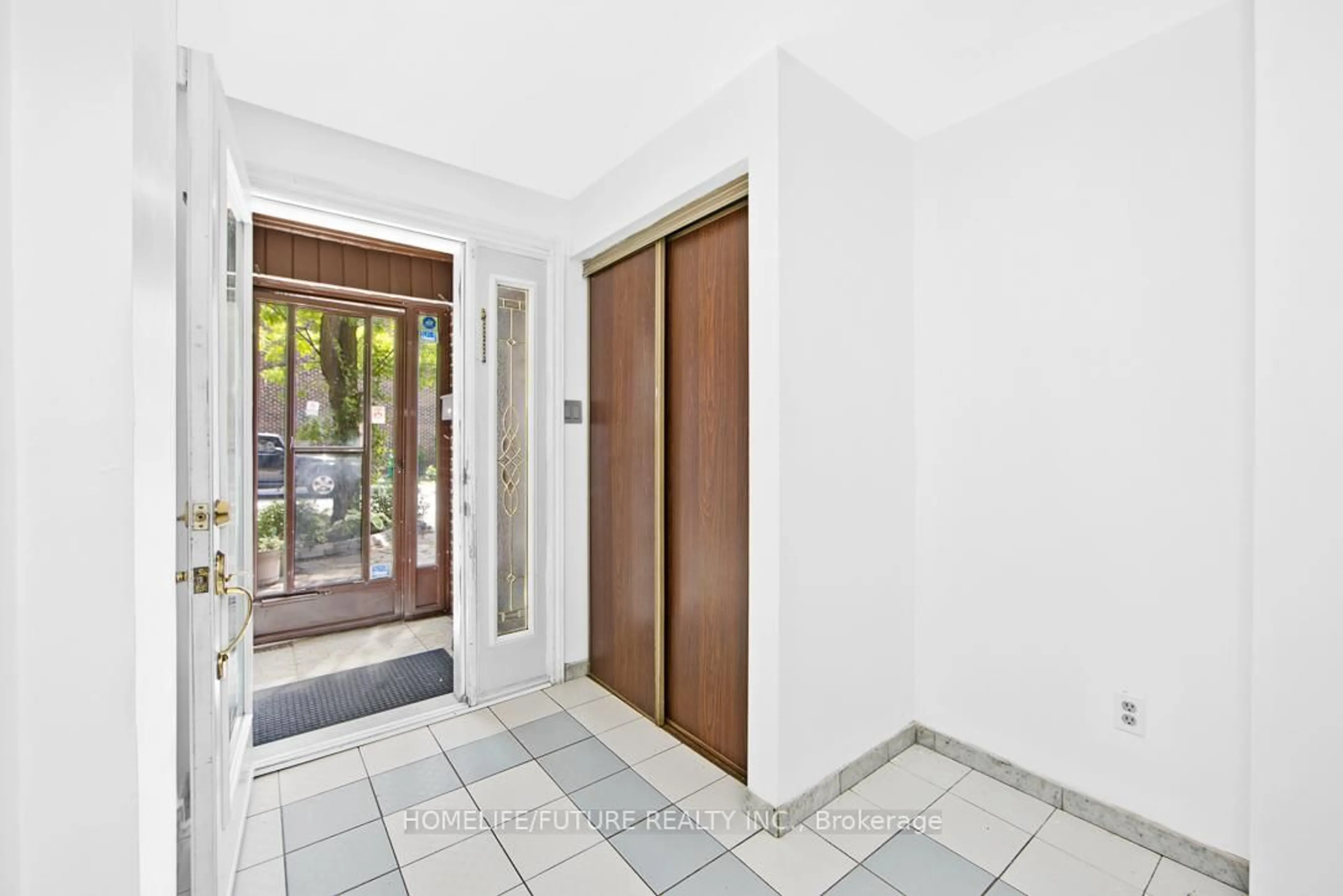 Indoor foyer for 4020 Brandon Gate Dr #2, Mississauga Ontario L4T 3W8