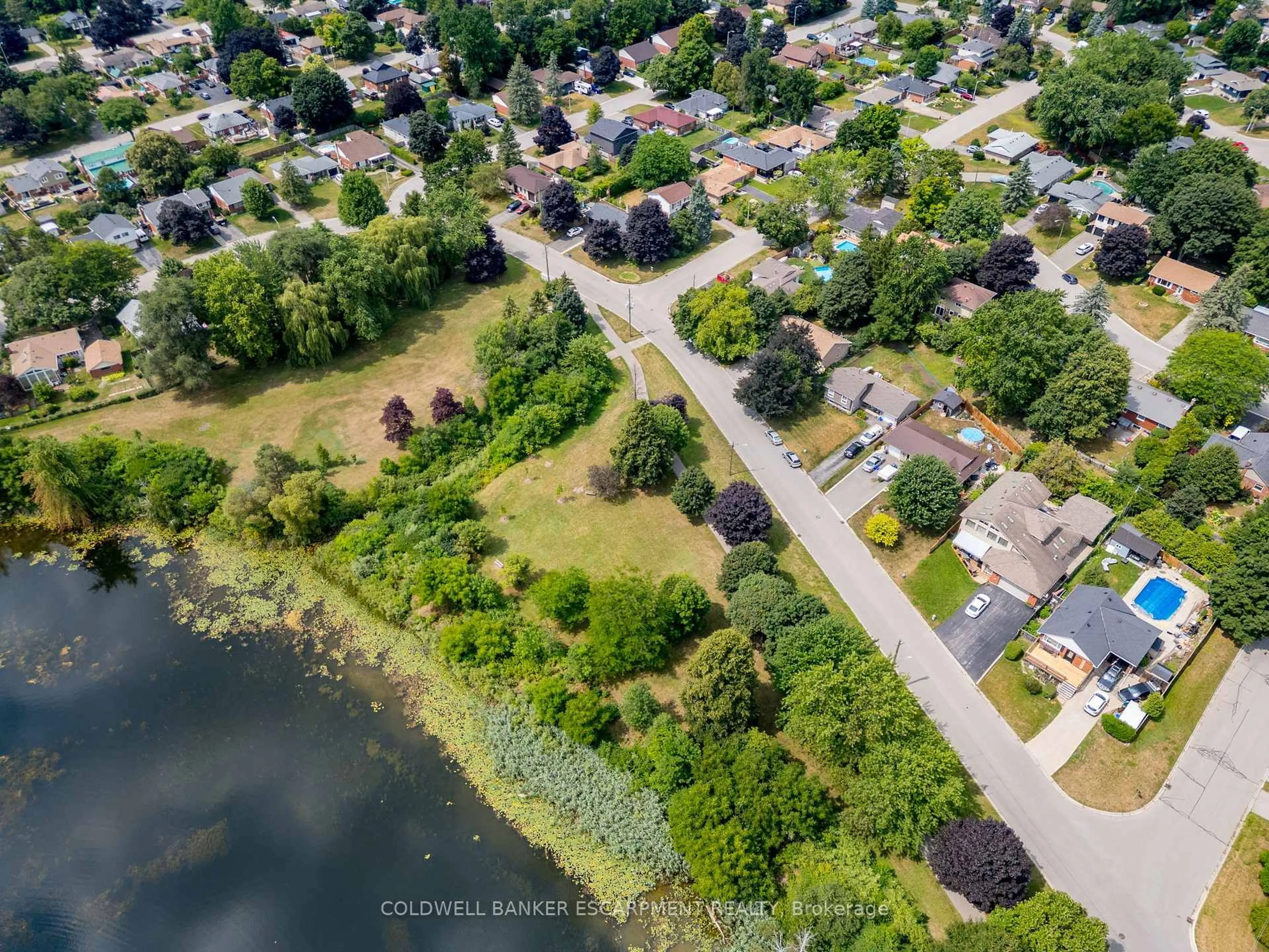 A pic from outside/outdoor area/front of a property/back of a property/a pic from drone, water/lake/river/ocean view for 77 Elizabeth Dr, Halton Hills Ontario L7J 1B4