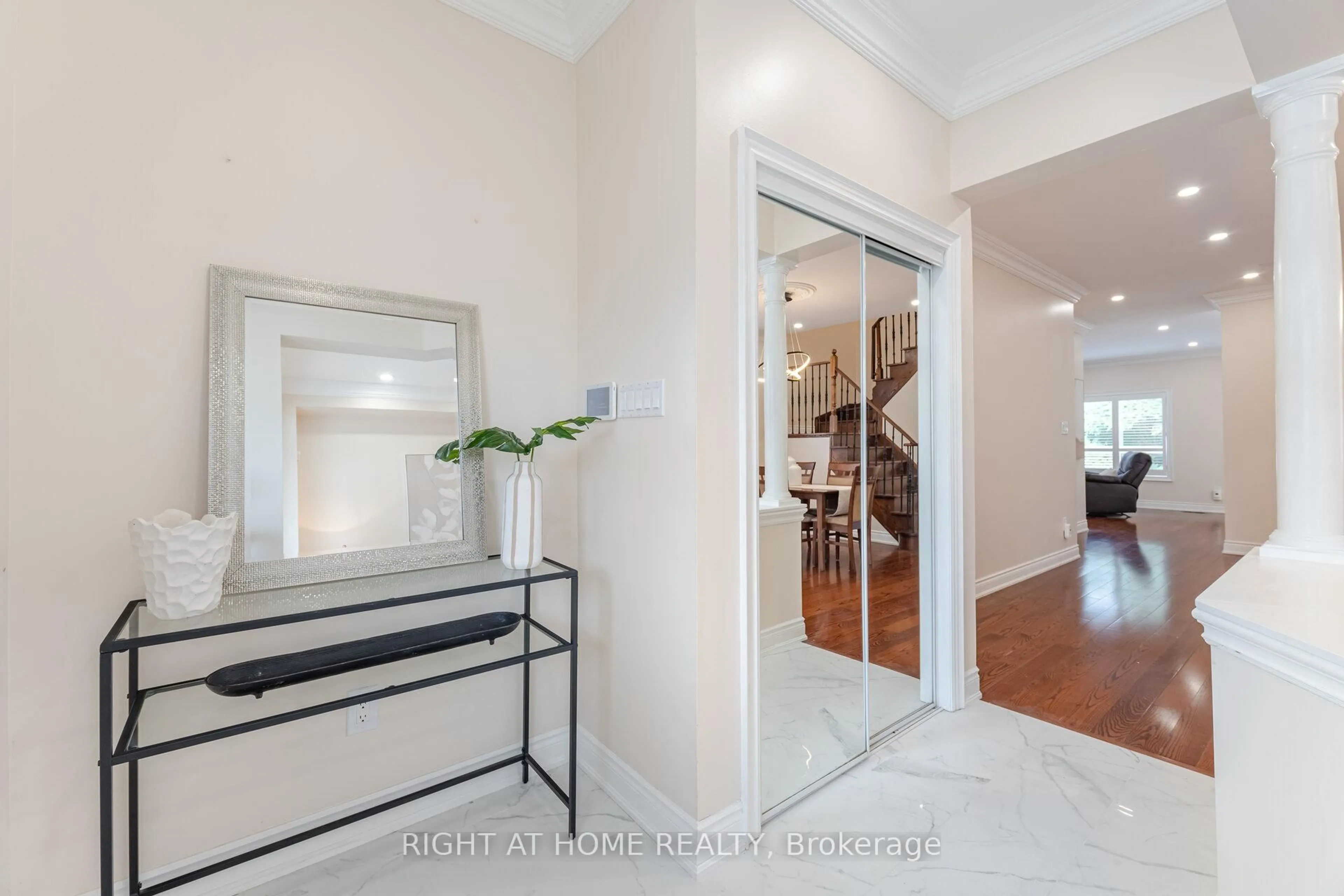 Indoor entryway for 3737 Brinwood Gate, Mississauga Ontario L5M 7G9