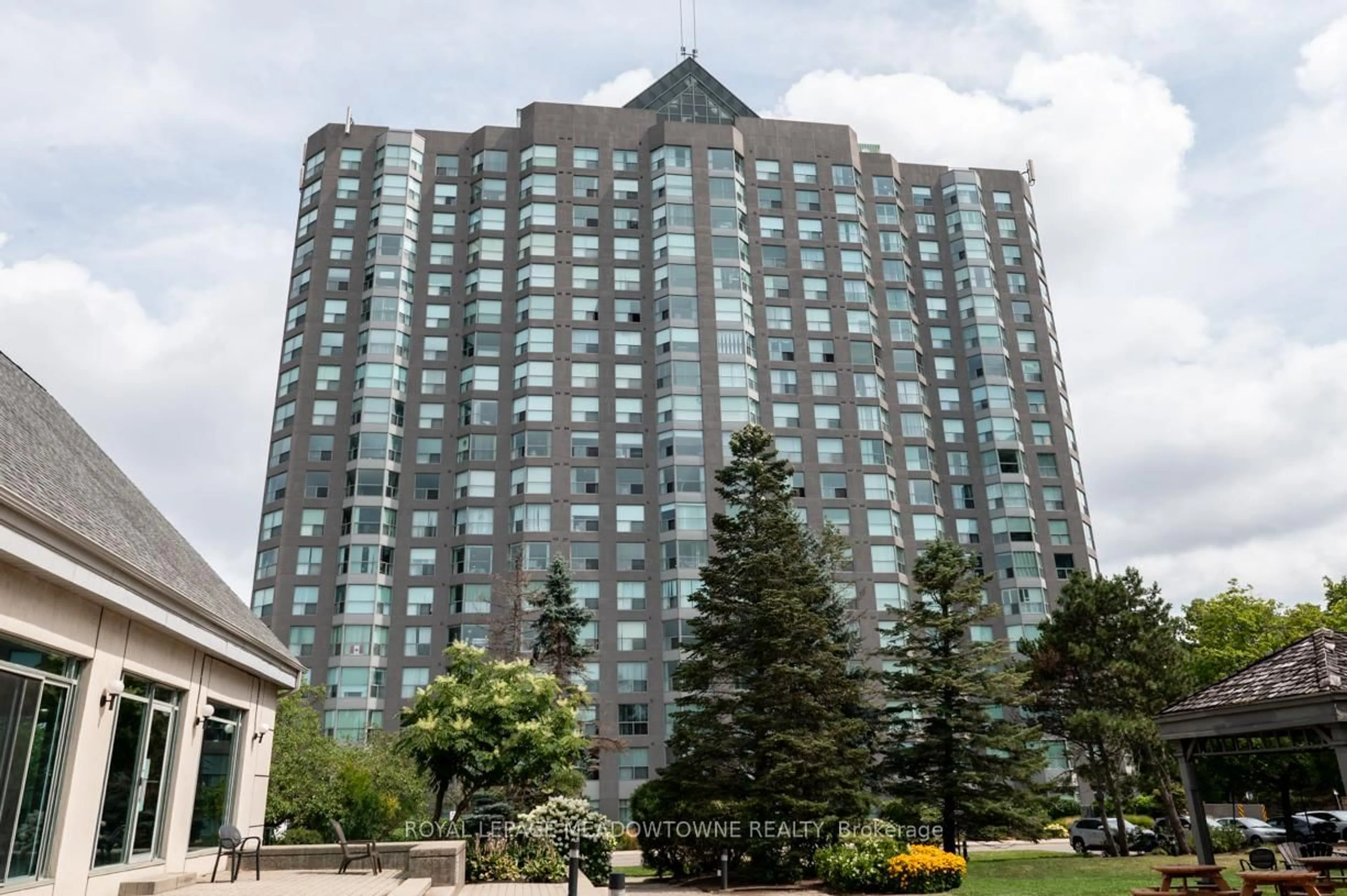 Indoor foyer for 2155 Burnhamthorpe Rd #902, Mississauga Ontario L5L 5P4