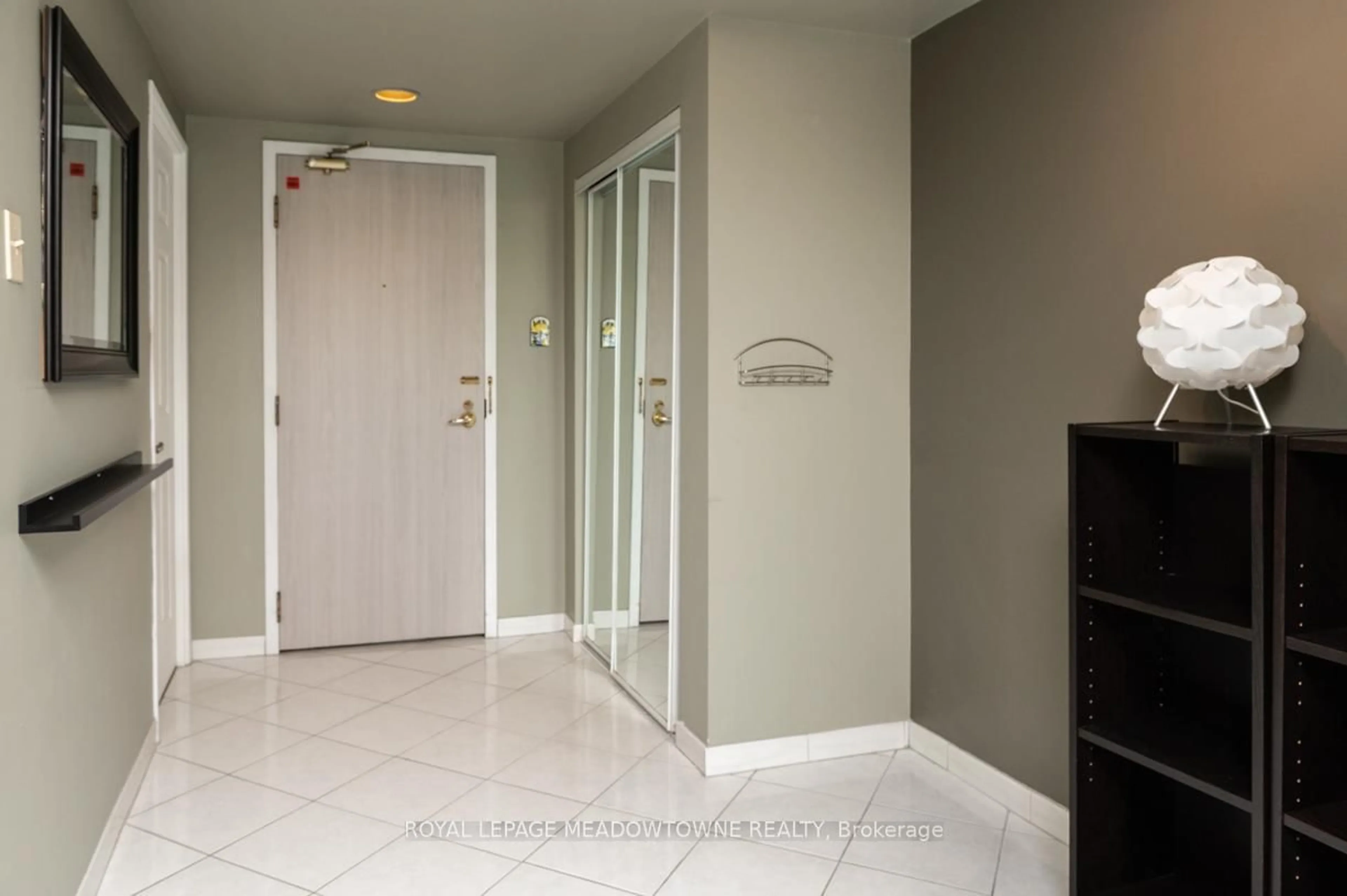 Indoor foyer for 2155 Burnhamthorpe Rd #902, Mississauga Ontario L5L 5P4