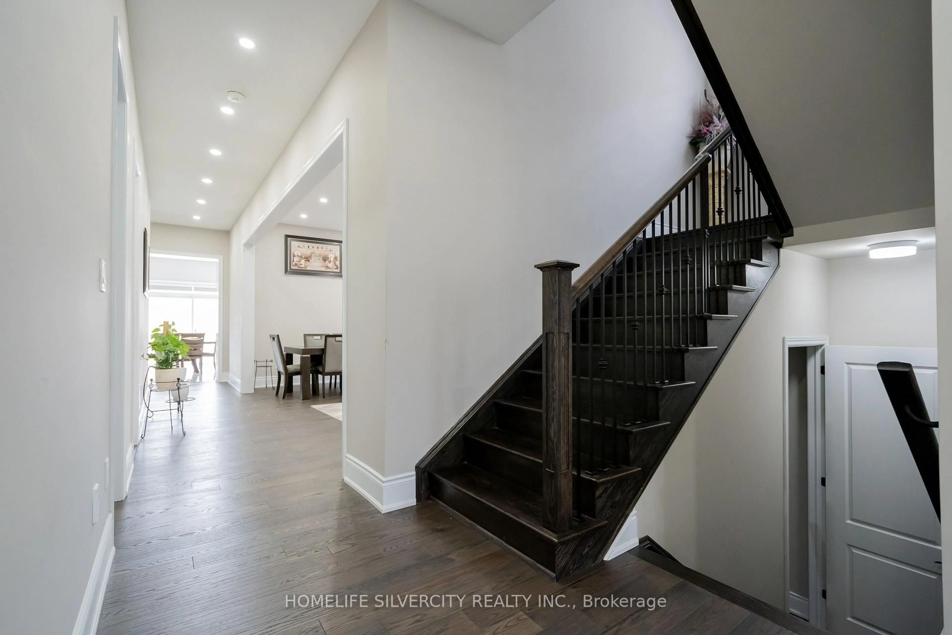 Indoor foyer for 15 Moonstruck St, Caledon Ontario L7C 3A3