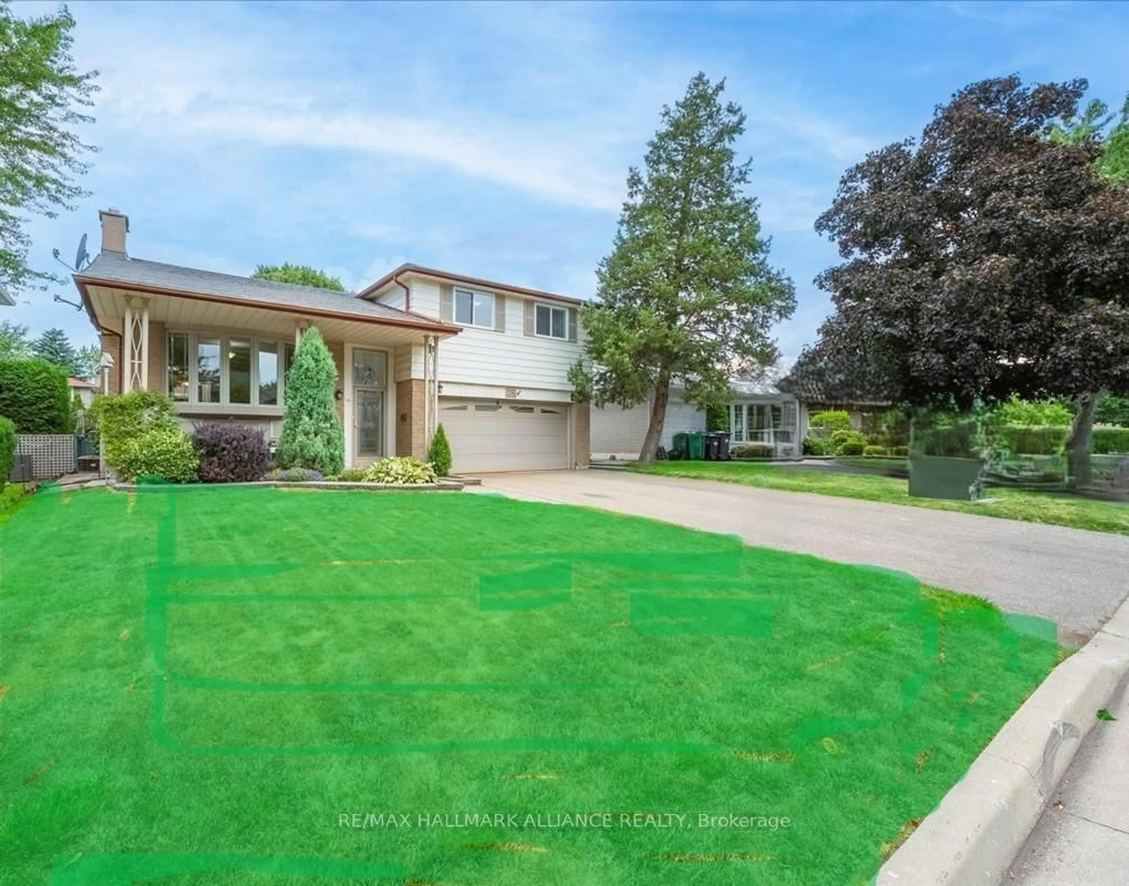 A pic from outside/outdoor area/front of a property/back of a property/a pic from drone, street for 26 Lockton Cres, Brampton Ontario L6W 1C3
