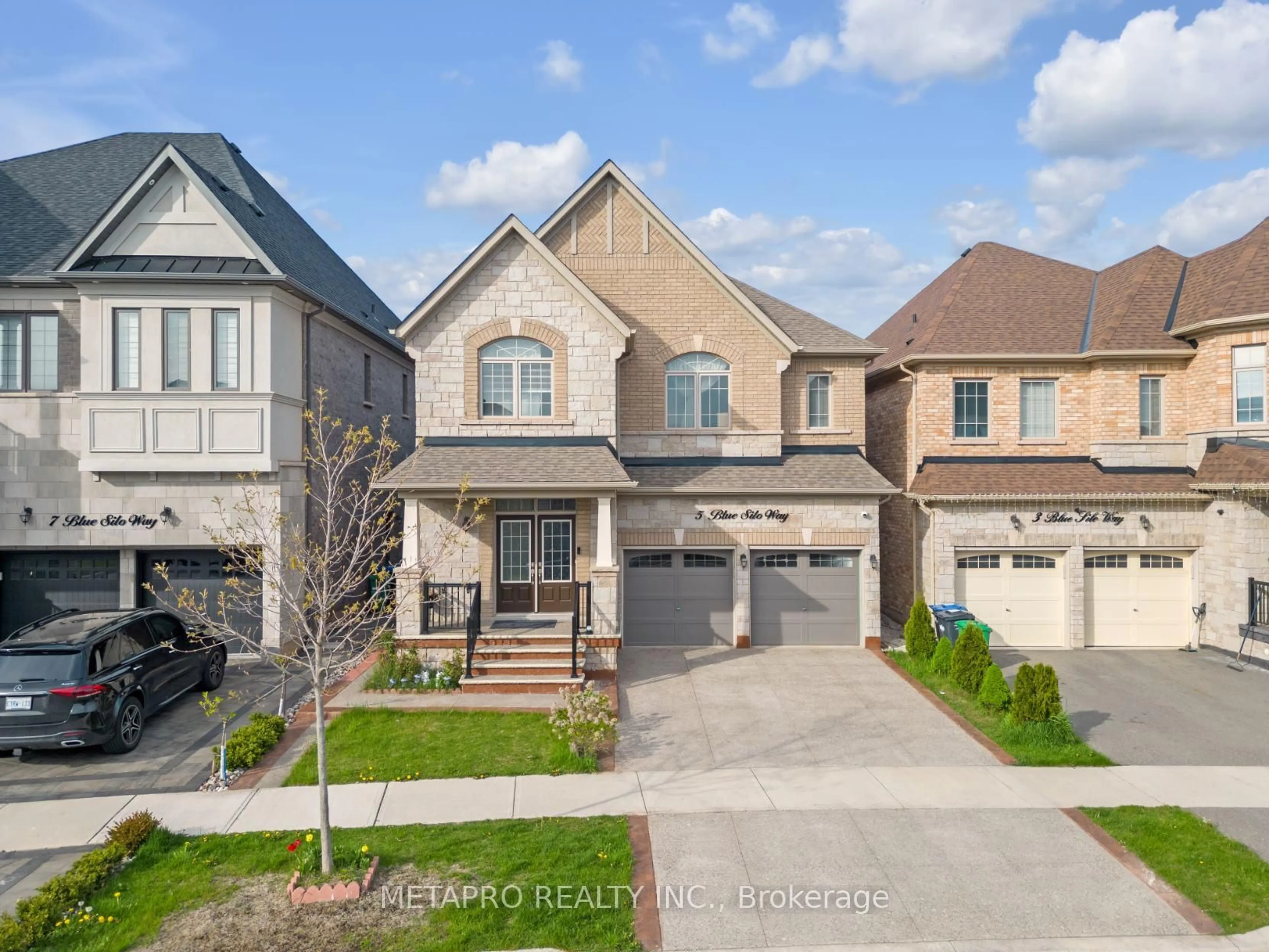 A pic from outside/outdoor area/front of a property/back of a property/a pic from drone, street for 5 Blue Silo Way, Brampton Ontario L6X 5P5