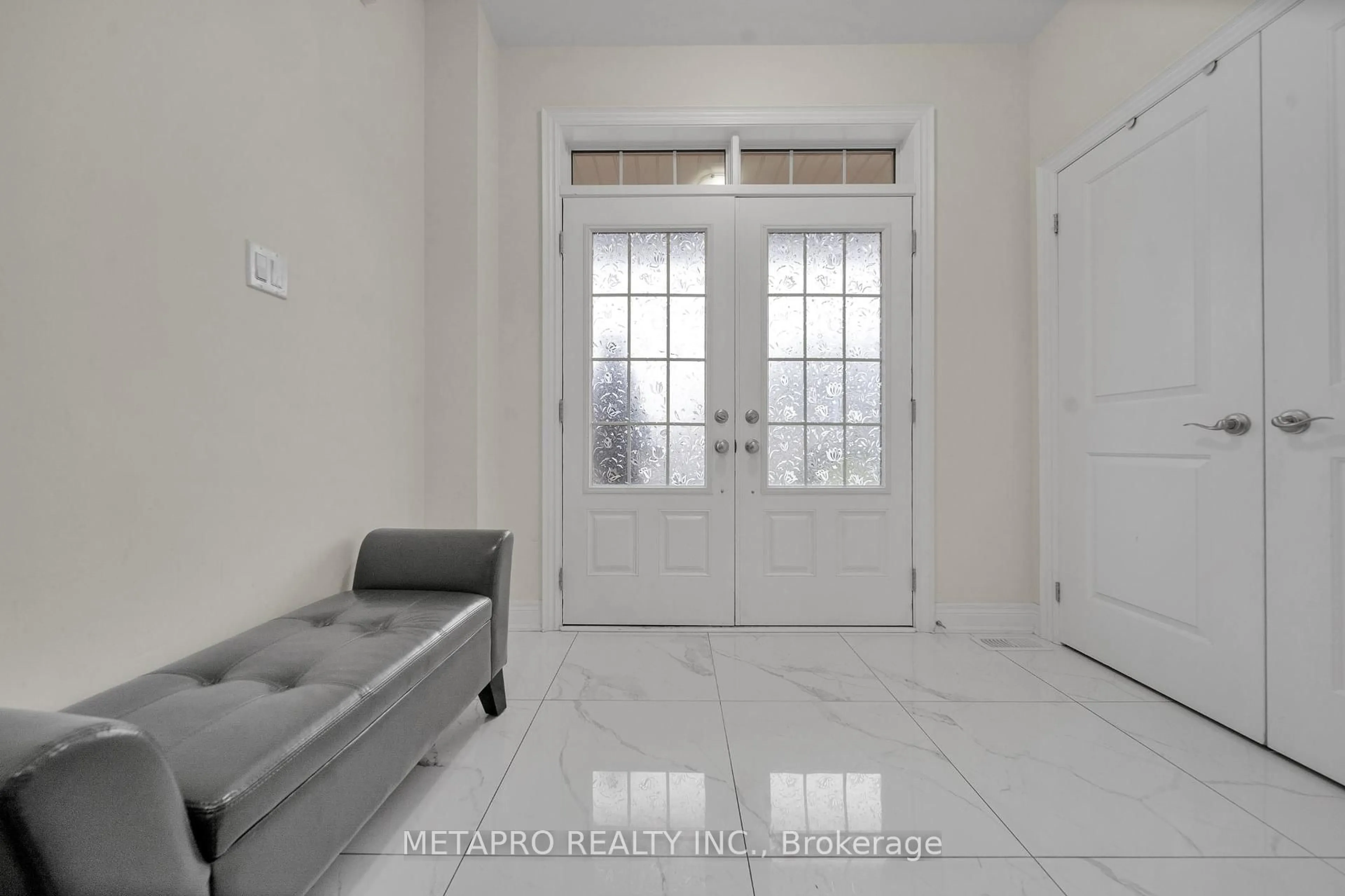Indoor entryway for 5 Blue Silo Way, Brampton Ontario L6X 5P5