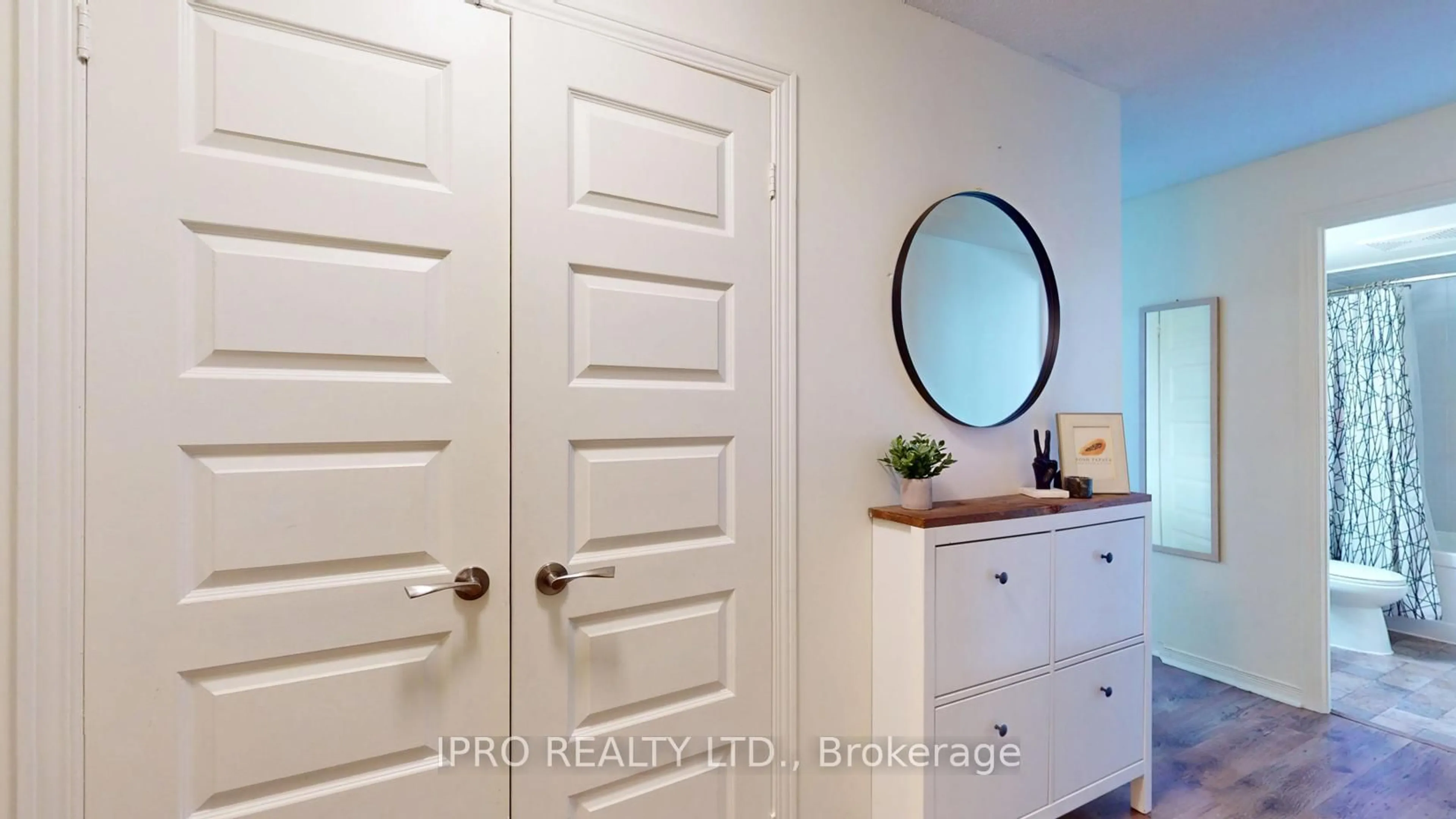 Indoor entryway for 215 Queen St #509, Brampton Ontario L6Y 1M6