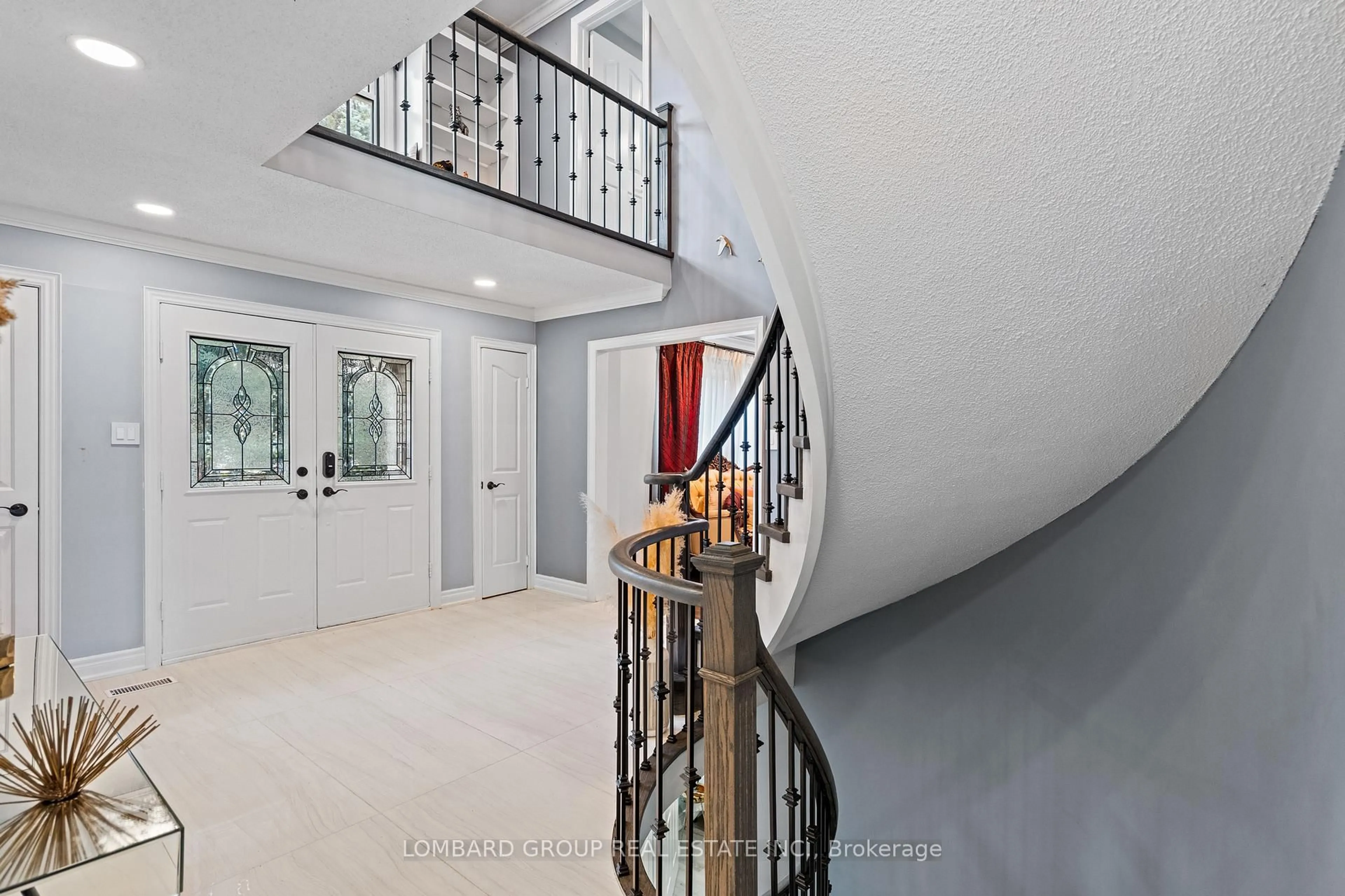Indoor foyer for 10 Whitmore Crt, Brampton Ontario L6Z 2A5